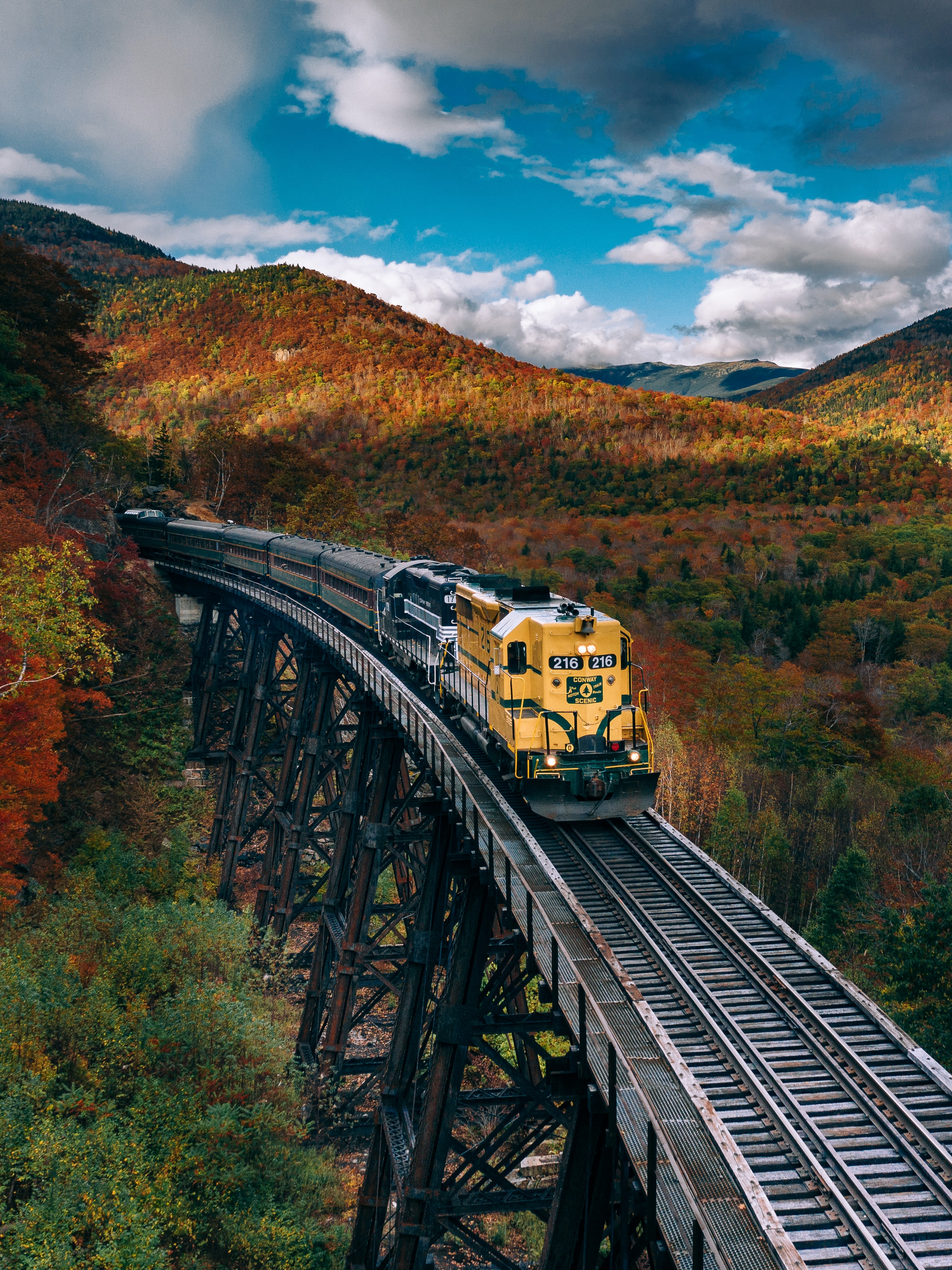 99737 скачать обои поезд, железная дорога, праздники, деревья, осень - заставки и картинки бесплатно