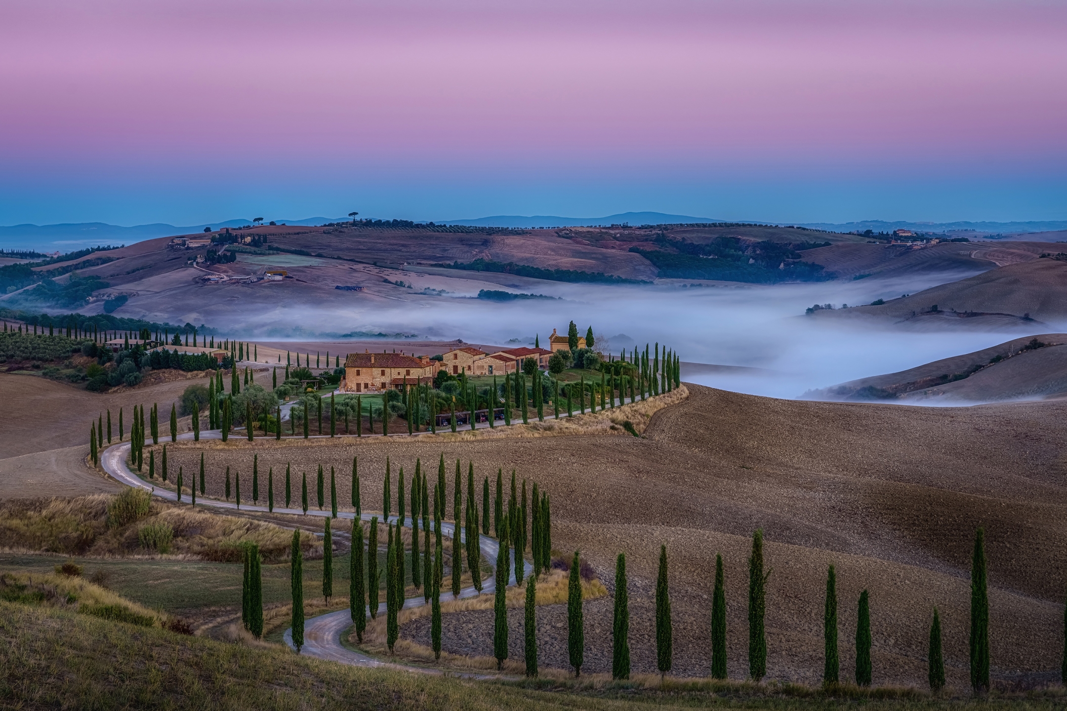Скачать картинку Пейзаж, Италия, Туман, Ландшафт, Фотографии, Тоскана в телефон бесплатно.