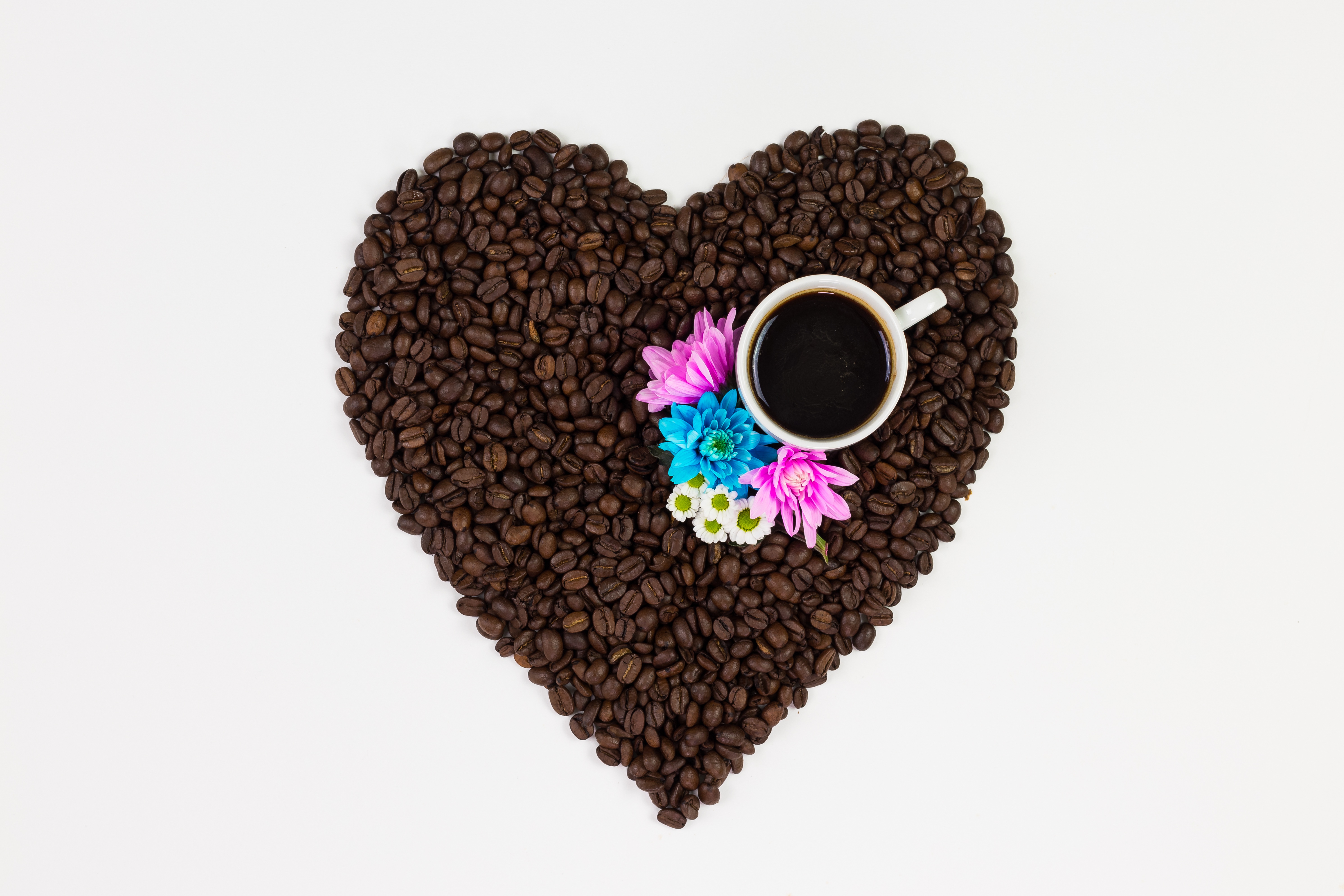 Handy-Wallpaper Tasse, Kaffeebohnen, Nahrungsmittel, Kaffee, Herzförmig kostenlos herunterladen.