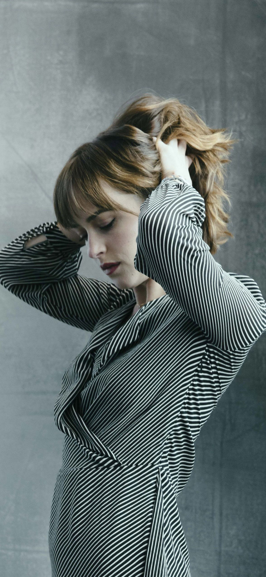 Handy-Wallpaper Berühmtheiten, Dakota Johnson kostenlos herunterladen.