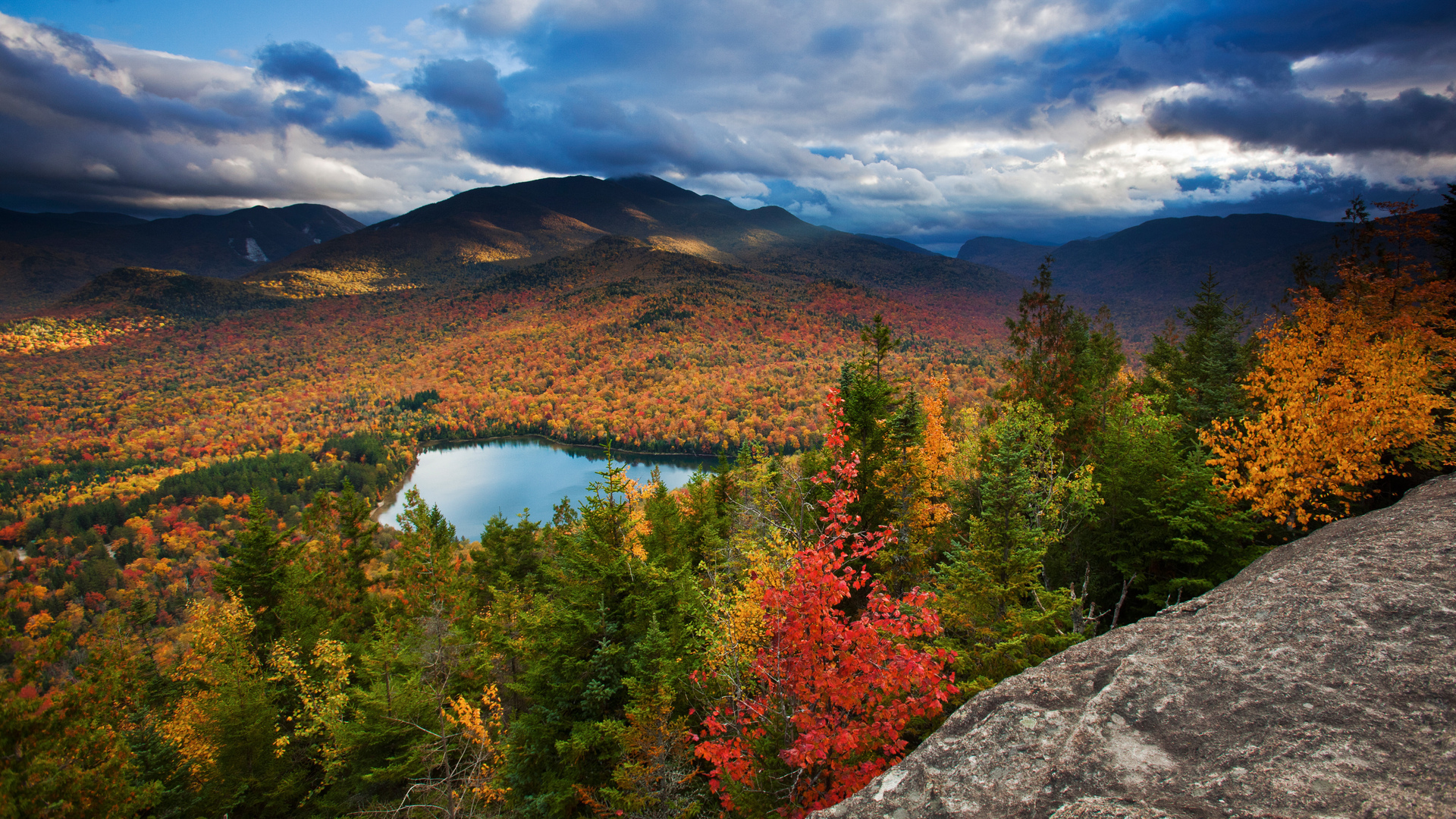 Скачать картинку Пейзаж, Осень, Гора, Озеро, Лес, Земля/природа в телефон бесплатно.