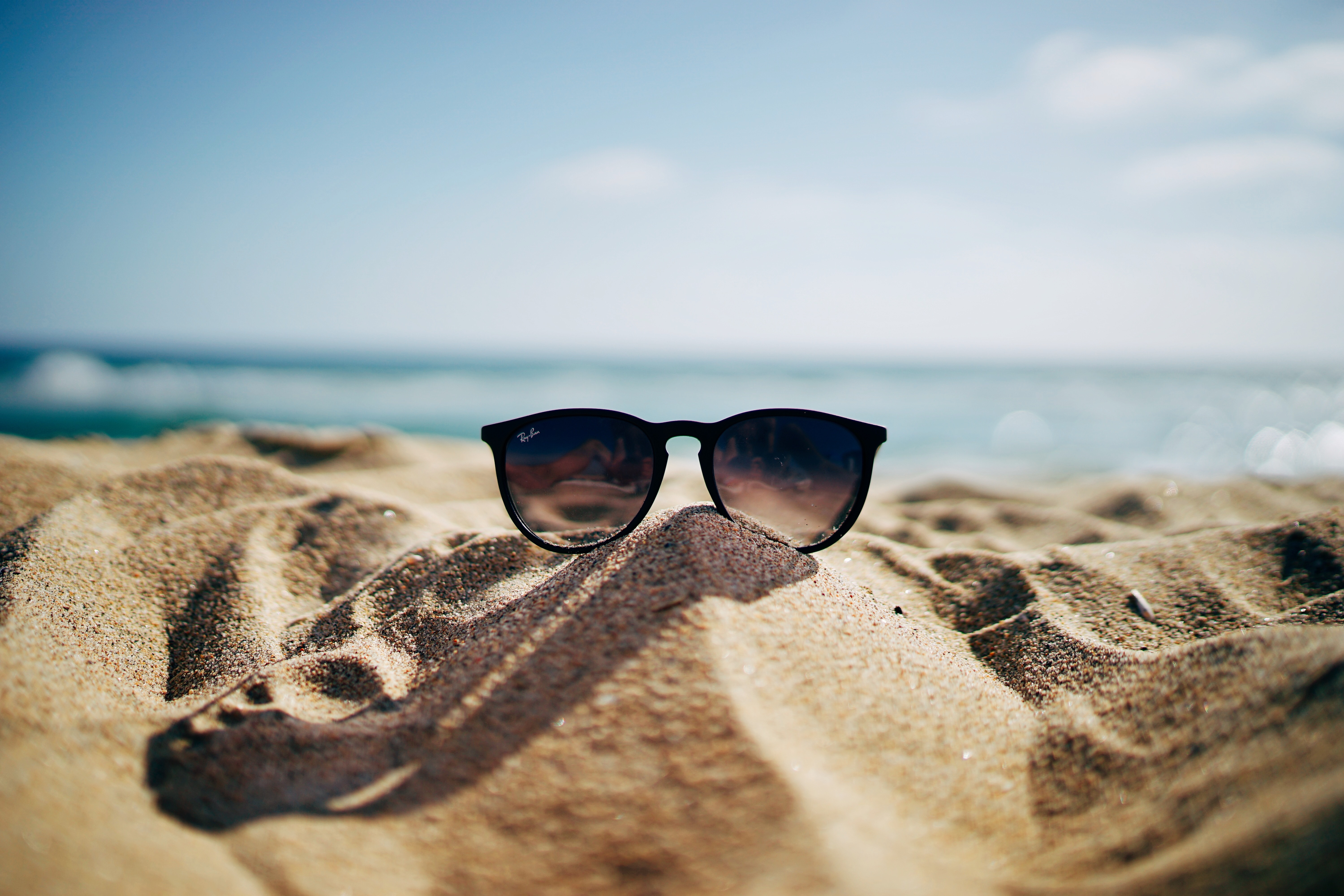 99500 скачать обои солнцезащитные очки, море, очки, разное, песок - заставки и картинки бесплатно