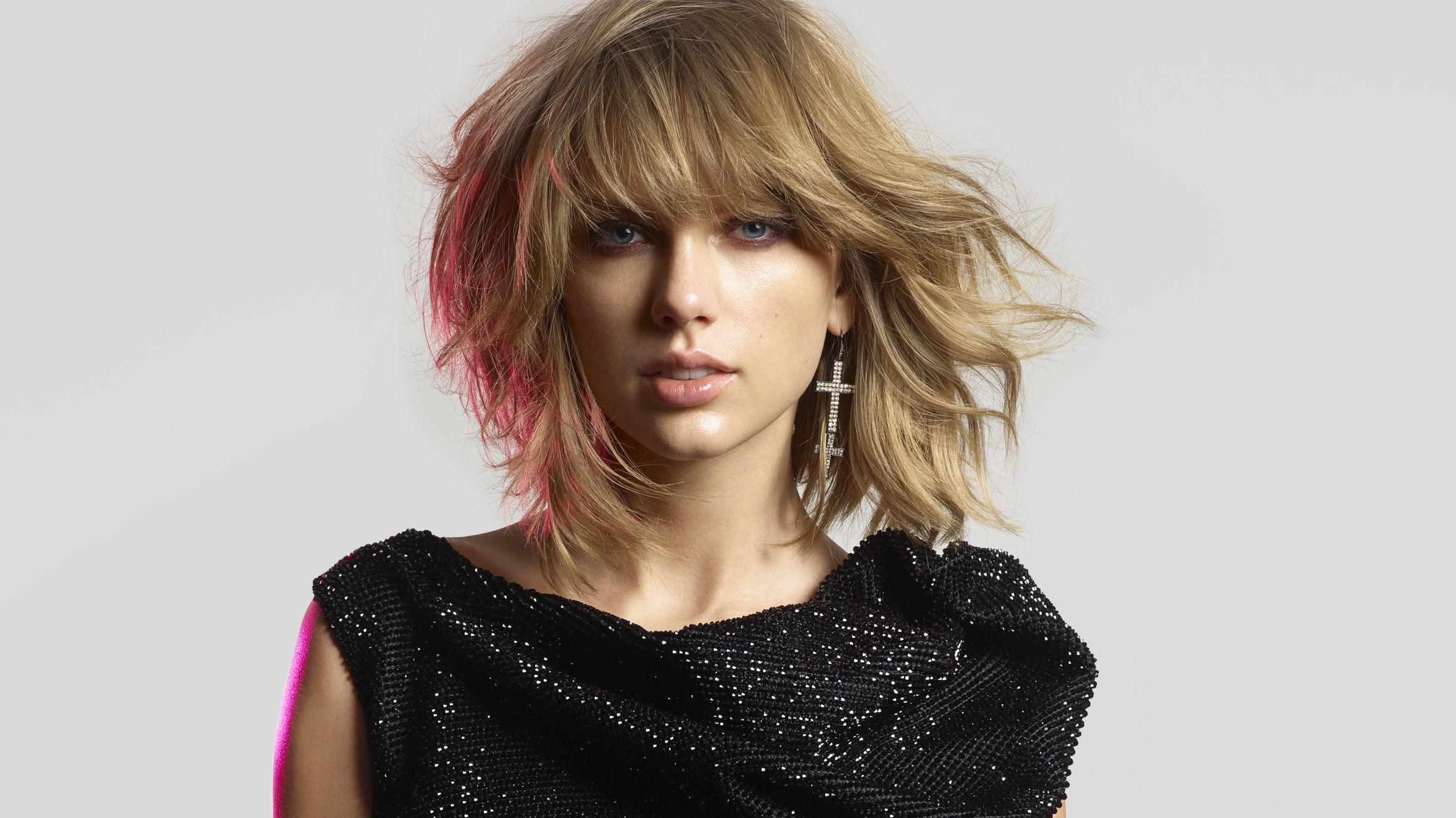 Laden Sie das Musik, Lächeln, Sänger, Ohrringe, Blaue Augen, Blondinen, Schwarzes Kleid, Taylor Swift-Bild kostenlos auf Ihren PC-Desktop herunter