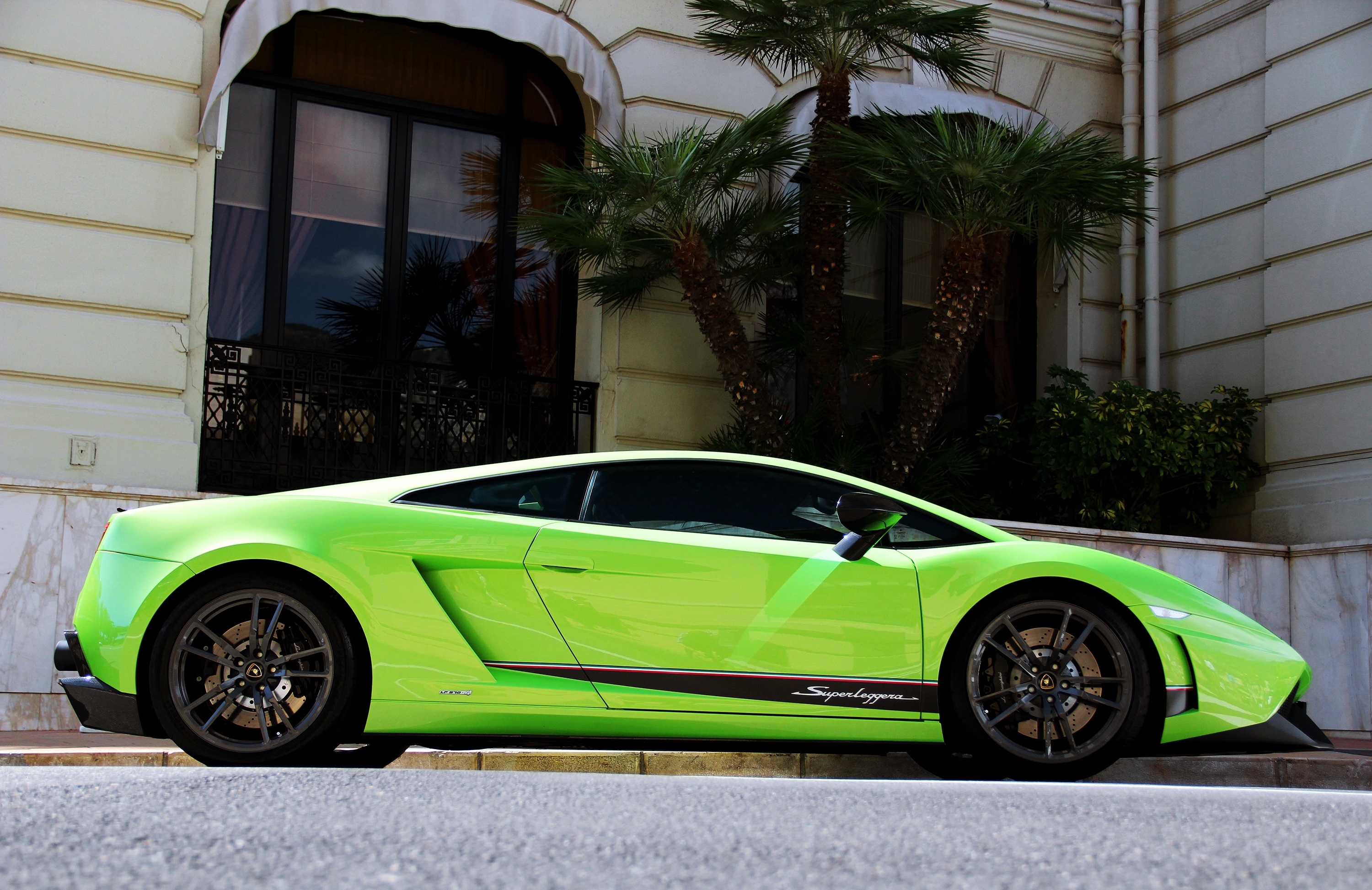 Скачать картинку Тачки (Cars), Ламборгини, Здание, Зеленый, Пальмы, Ламборджини (Lamborghini) в телефон бесплатно.