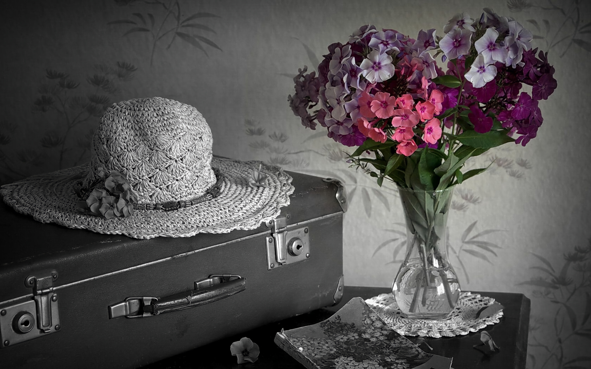 Laden Sie das Blume, Koffer, Buch, Schwarz Weiß, Hut, Fotografie, Stillleben-Bild kostenlos auf Ihren PC-Desktop herunter