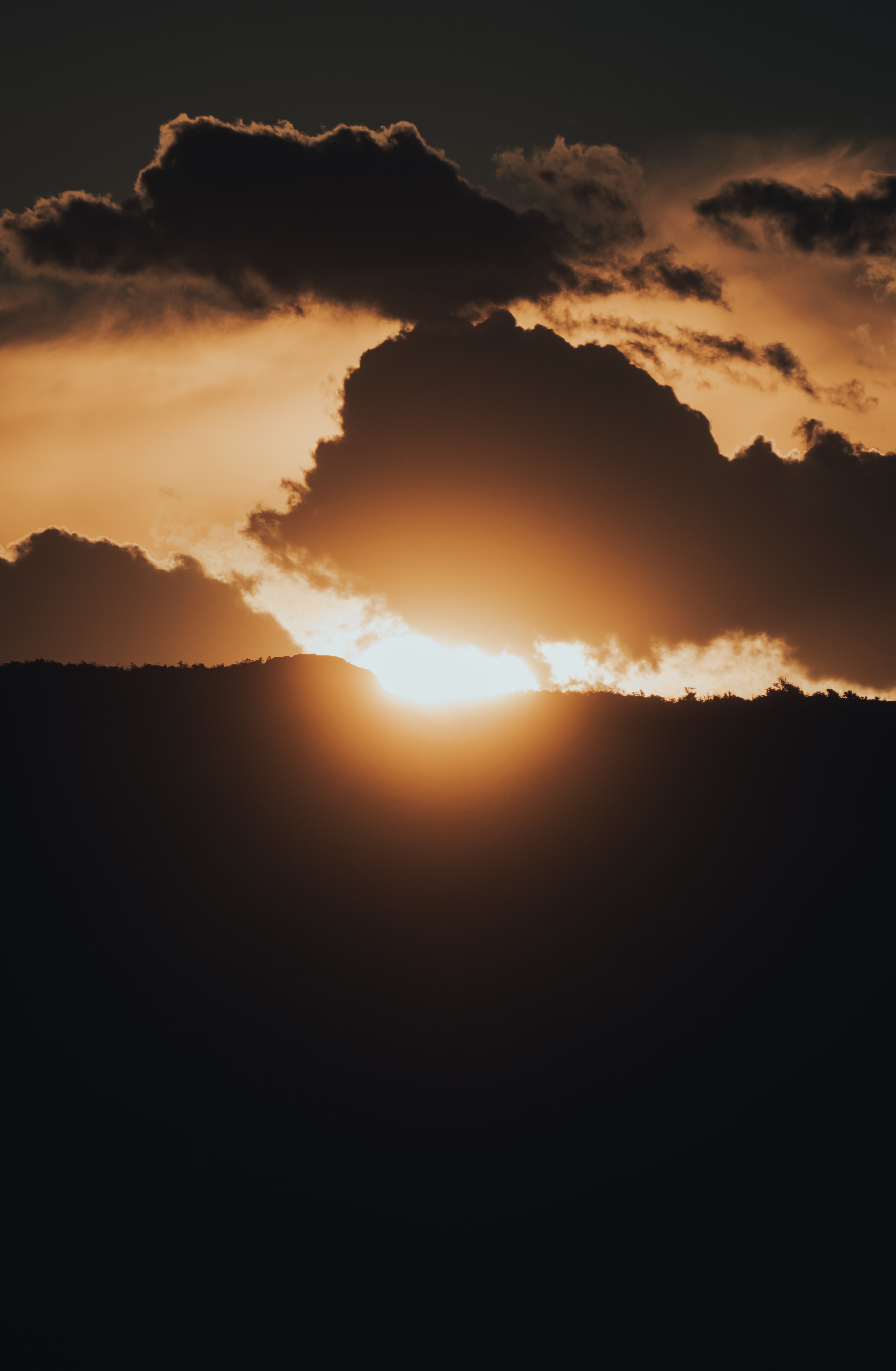Free download wallpaper Sunset, Clouds, Shine, Light, Dusk, Sun, Twilight, Dark on your PC desktop