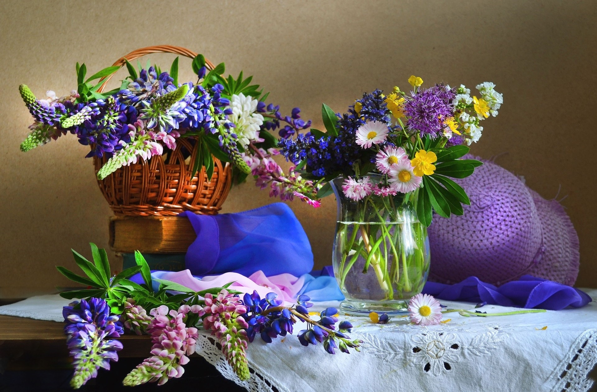 Handy-Wallpaper Blume, Vase, Buch, Korb, Frühling, Fotografie, Stillleben kostenlos herunterladen.