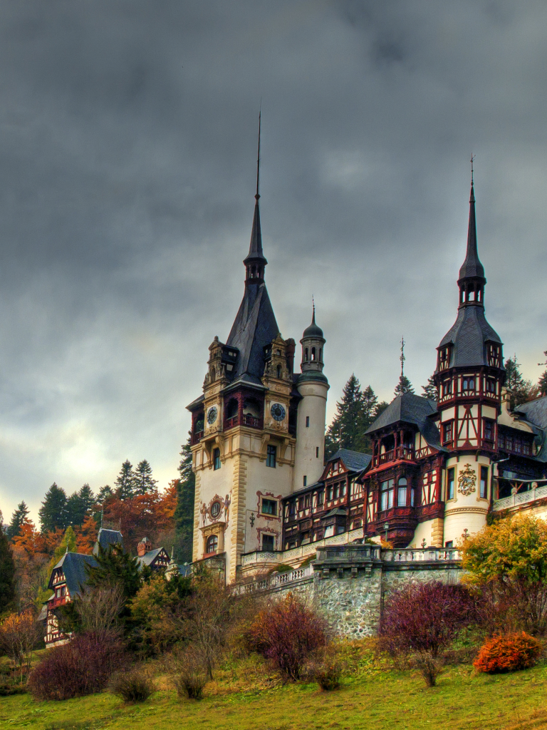 Handy-Wallpaper Landschaft, Herbst, Architektur, Schlösser, Gebäude, Rumänien, Die Architektur, Menschengemacht, Schloss, Schloss Peles kostenlos herunterladen.