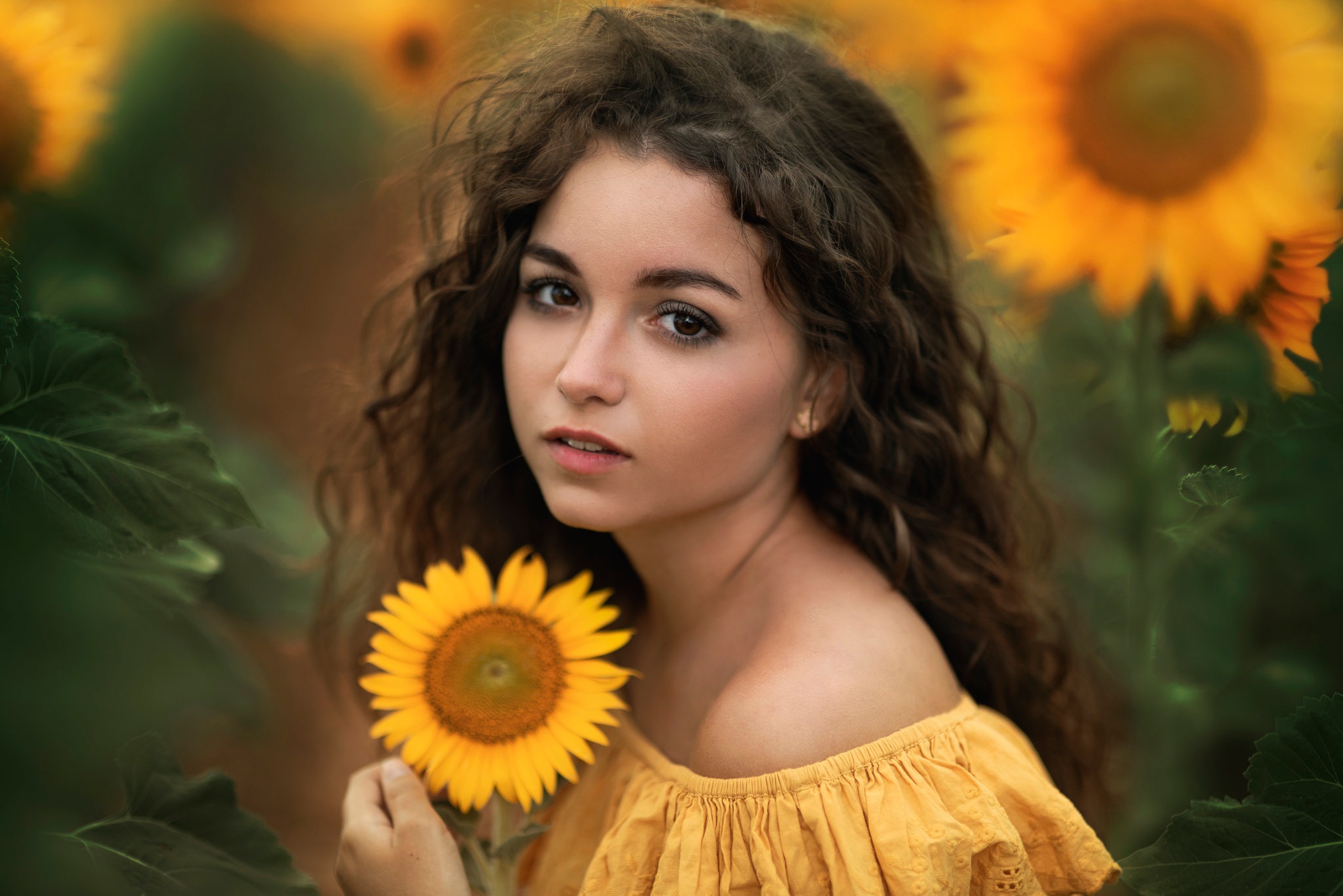 Laden Sie das Sonnenblume, Gesicht, Brünette, Modell, Frauen, Braune Augen-Bild kostenlos auf Ihren PC-Desktop herunter