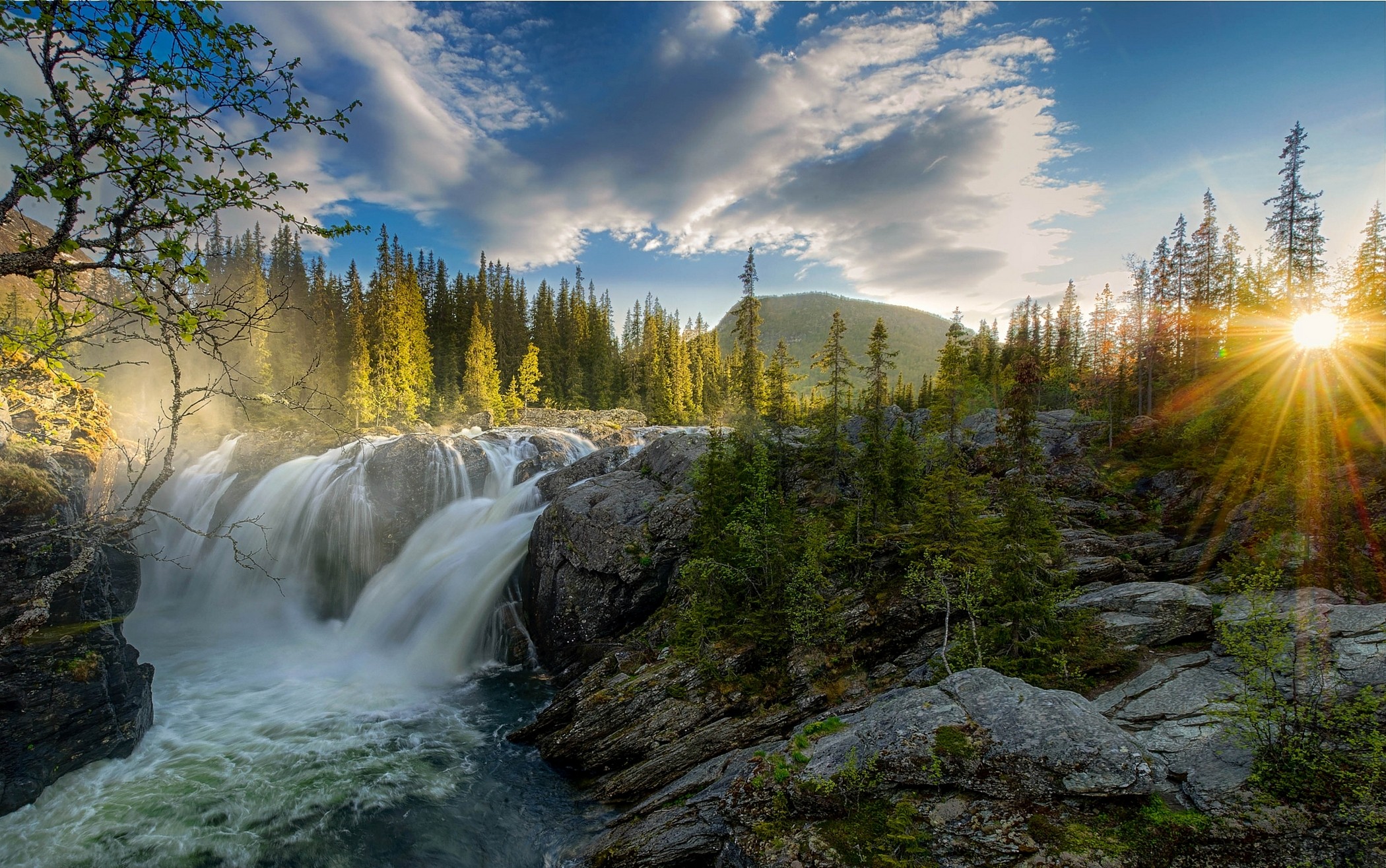 Laden Sie das Wasserfälle, Wasserfall, Wald, Baum, Sonnenuntergang, Sonne, Sonnenstrahl, Erde/natur-Bild kostenlos auf Ihren PC-Desktop herunter