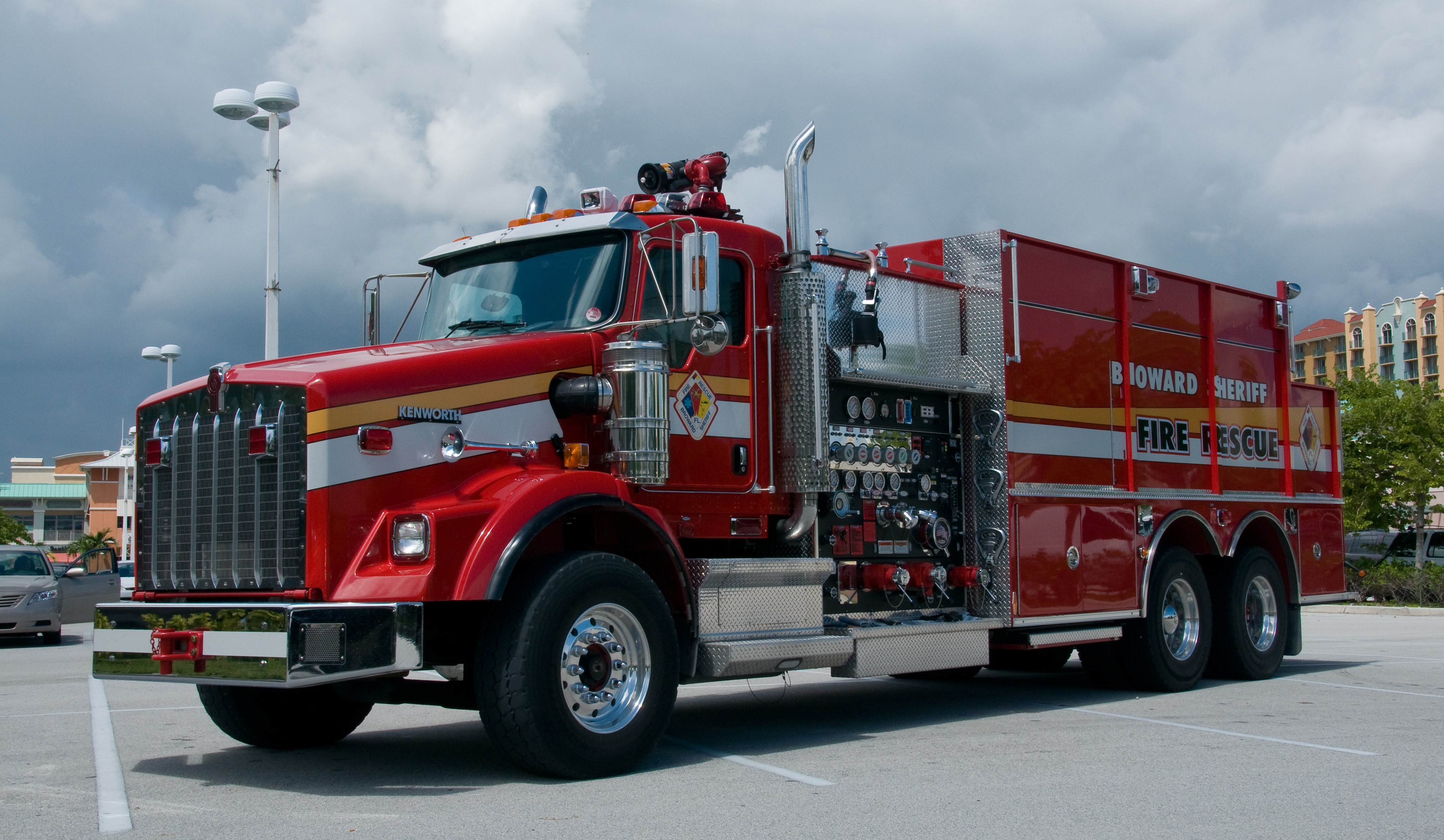 313857 скачать картинку пожарная машина, транспортные средства, кенворт, грузовые автомобили - обои и заставки бесплатно