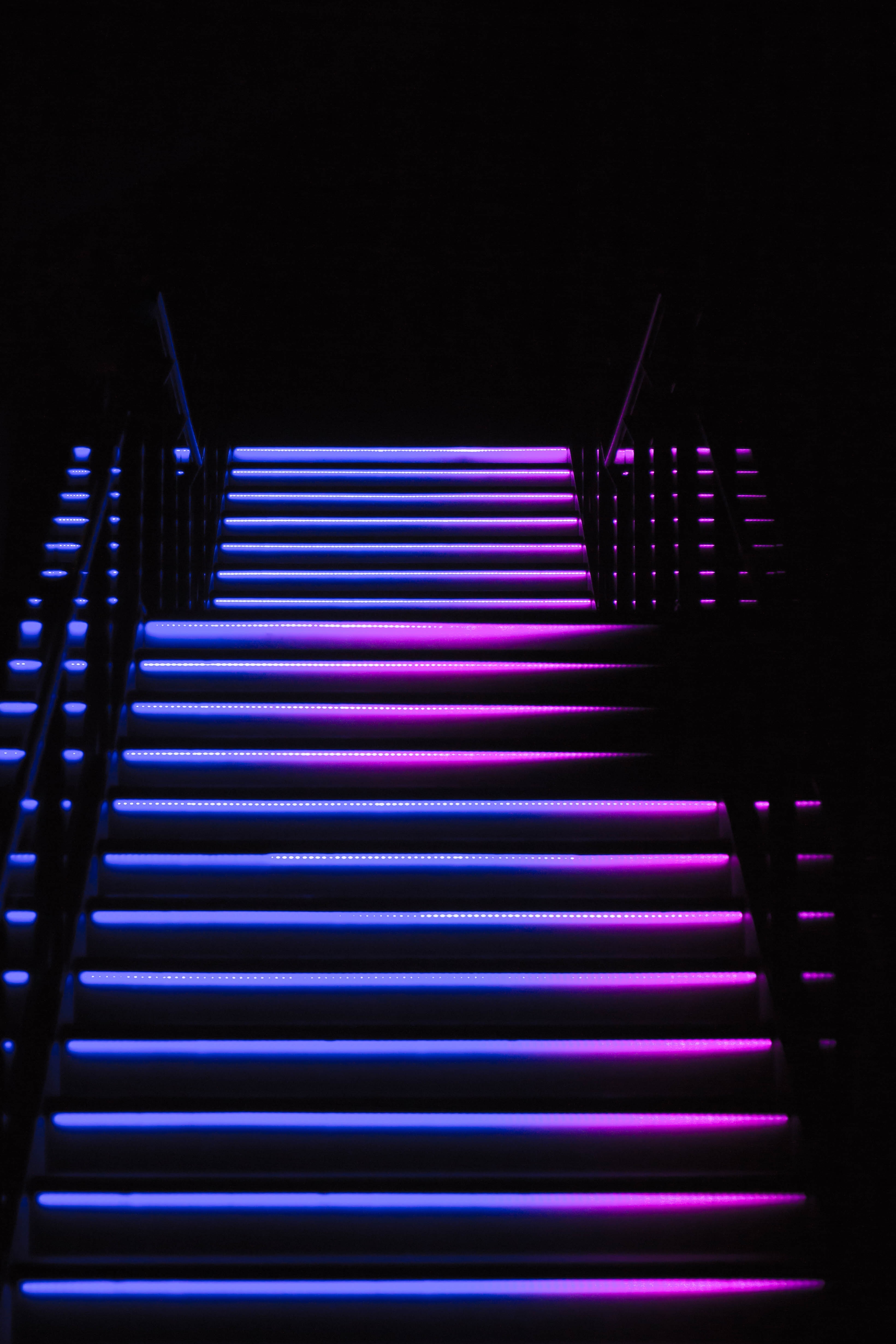 112265 скачать обои темные, фиолетовый, лестница, темный, синий, подсветка, ступени - заставки и картинки бесплатно