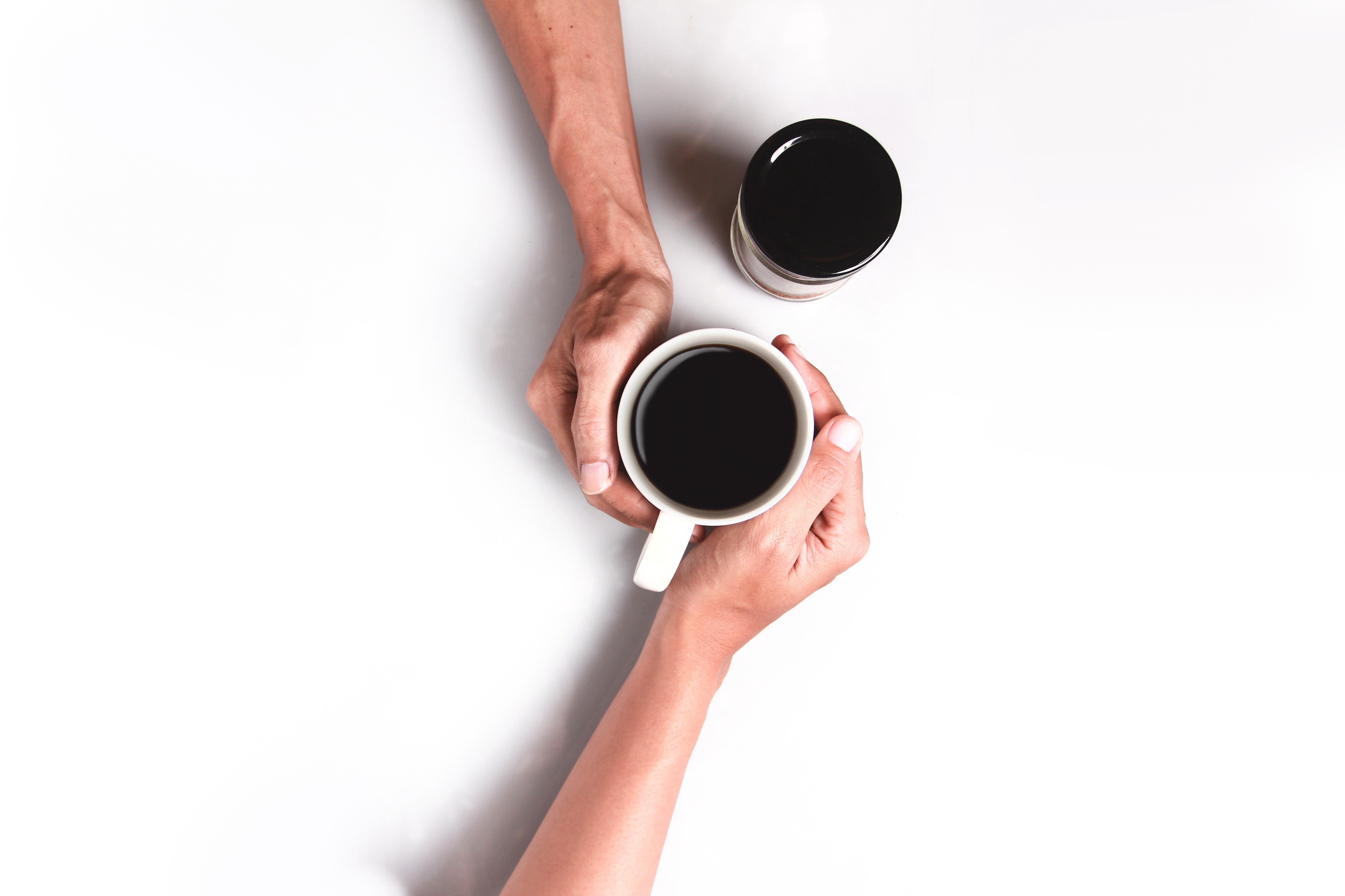 Laden Sie das Coffee, Eine Tasse, Tasse, Hände, Paar, Minimalismus-Bild kostenlos auf Ihren PC-Desktop herunter