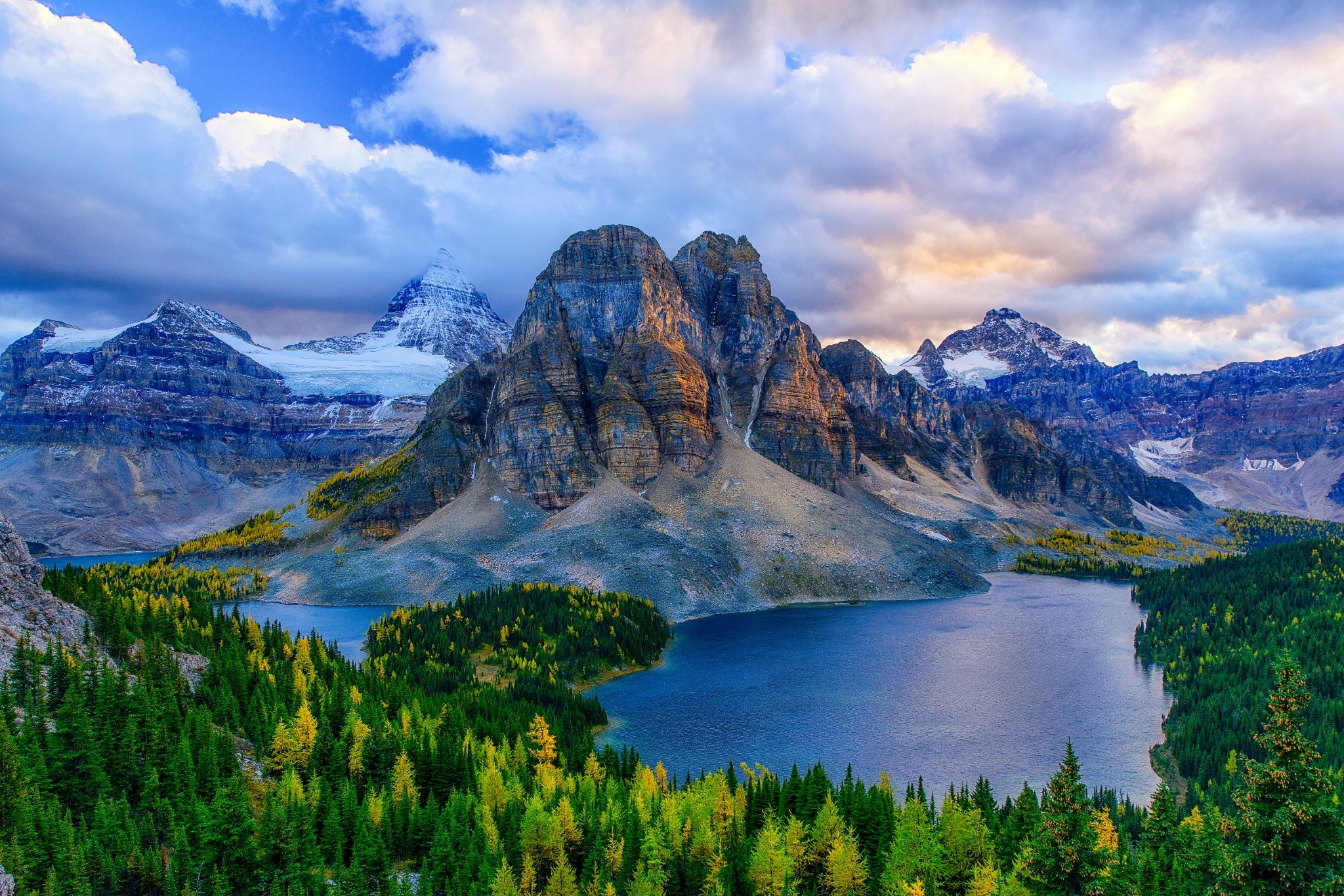 374521壁紙のダウンロード地球, アシニボイン山, カナダ, 森, 湖, 山, 自然, 木, 山岳-スクリーンセーバーと写真を無料で