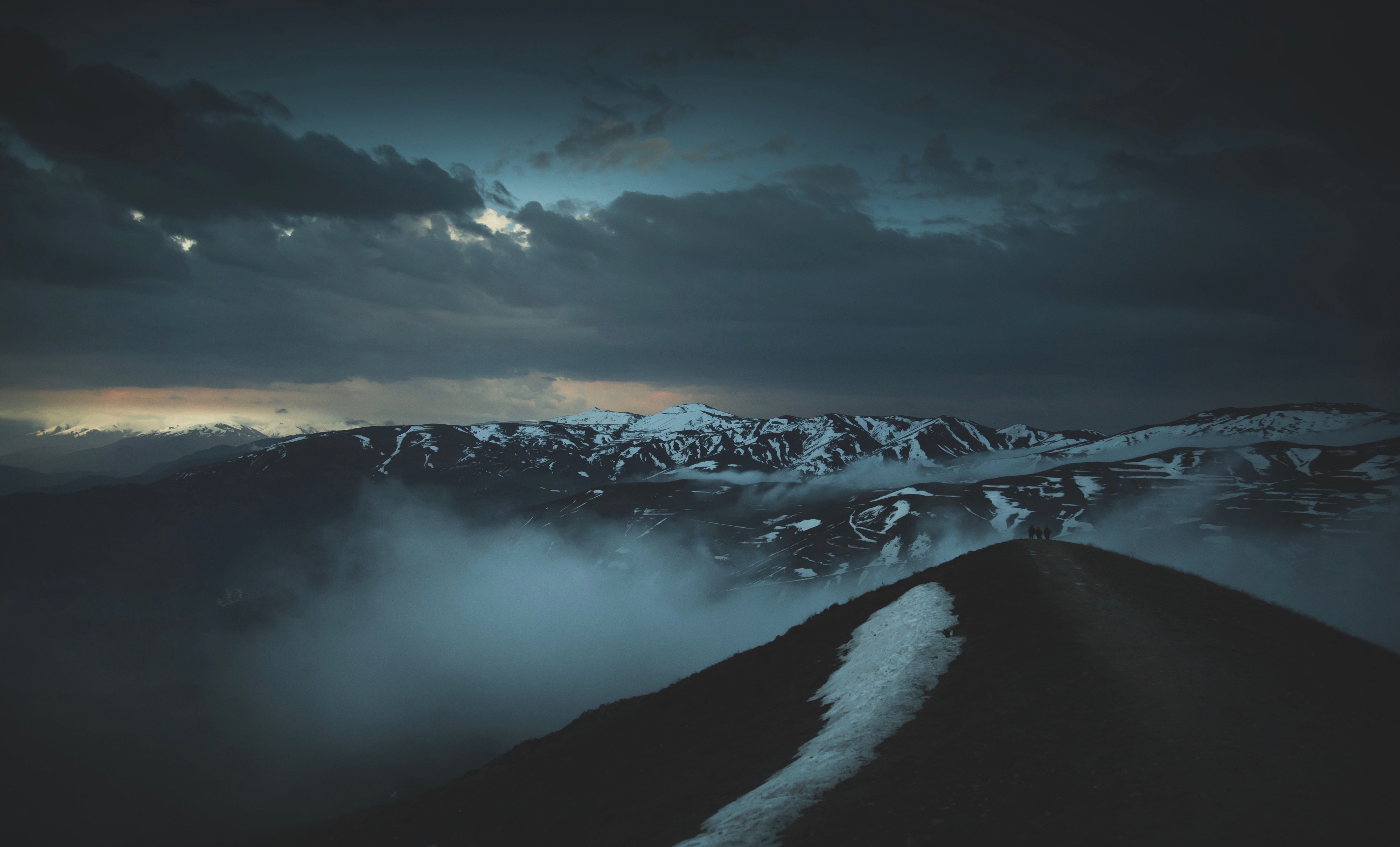 Laden Sie das Nebel, Dämmerung, Twilight, Höhe, Oberteile, Scheitelpunkt, Clouds, Natur, Mountains-Bild kostenlos auf Ihren PC-Desktop herunter