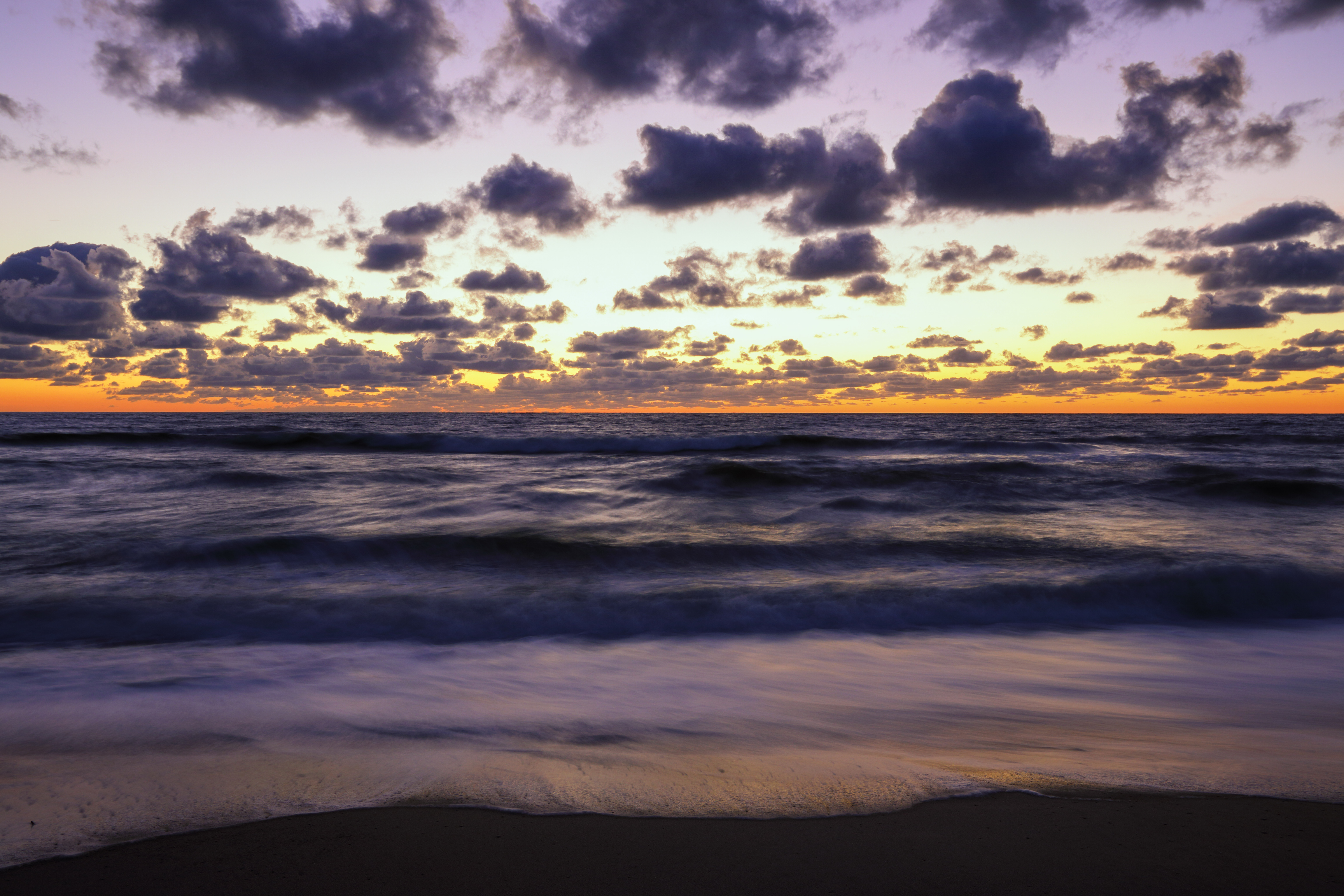 Скачать картинку Волны, Горизонт, Природа, Море, Пляж в телефон бесплатно.