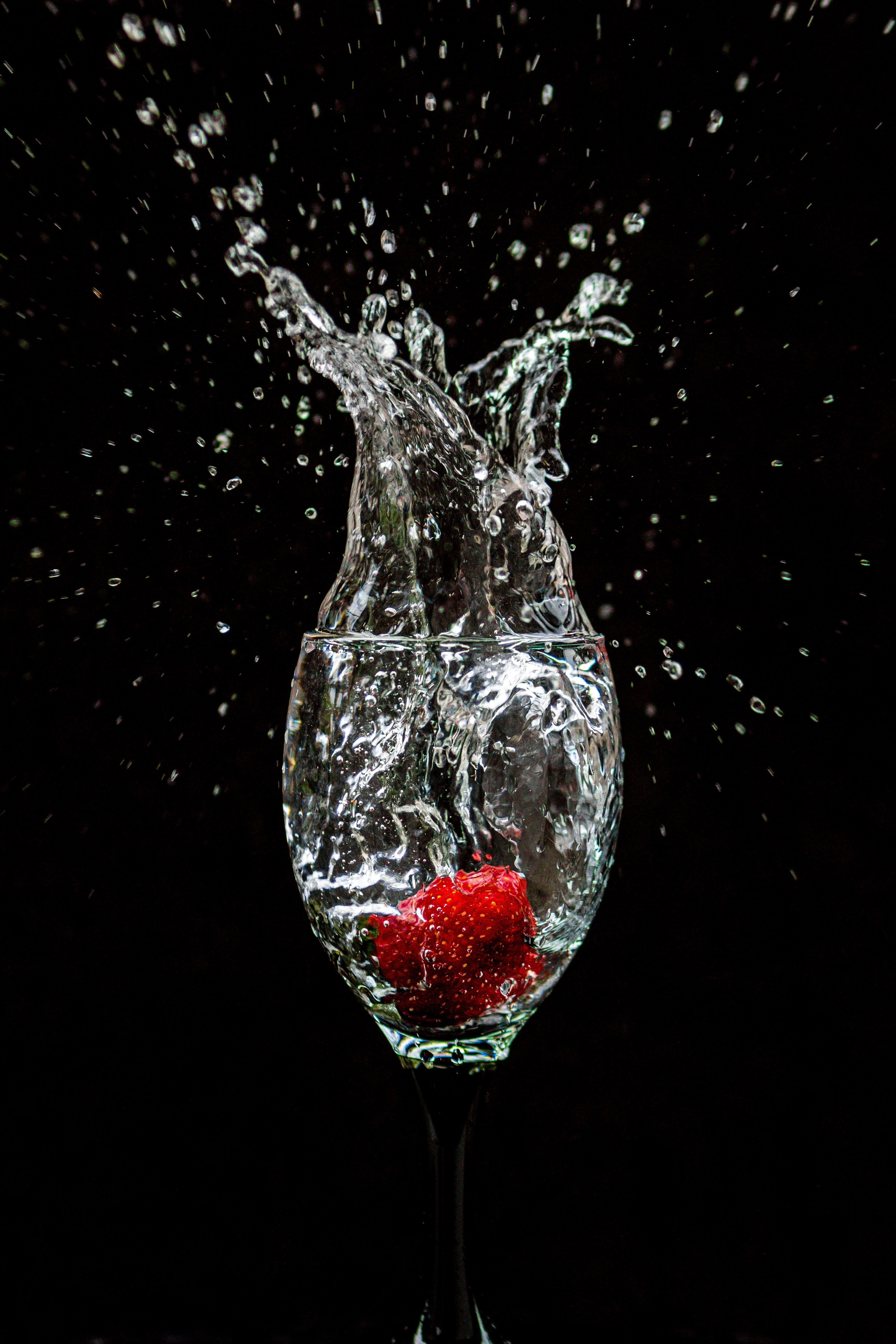 strawberry, splash, wineglass, black, goblet HD wallpaper