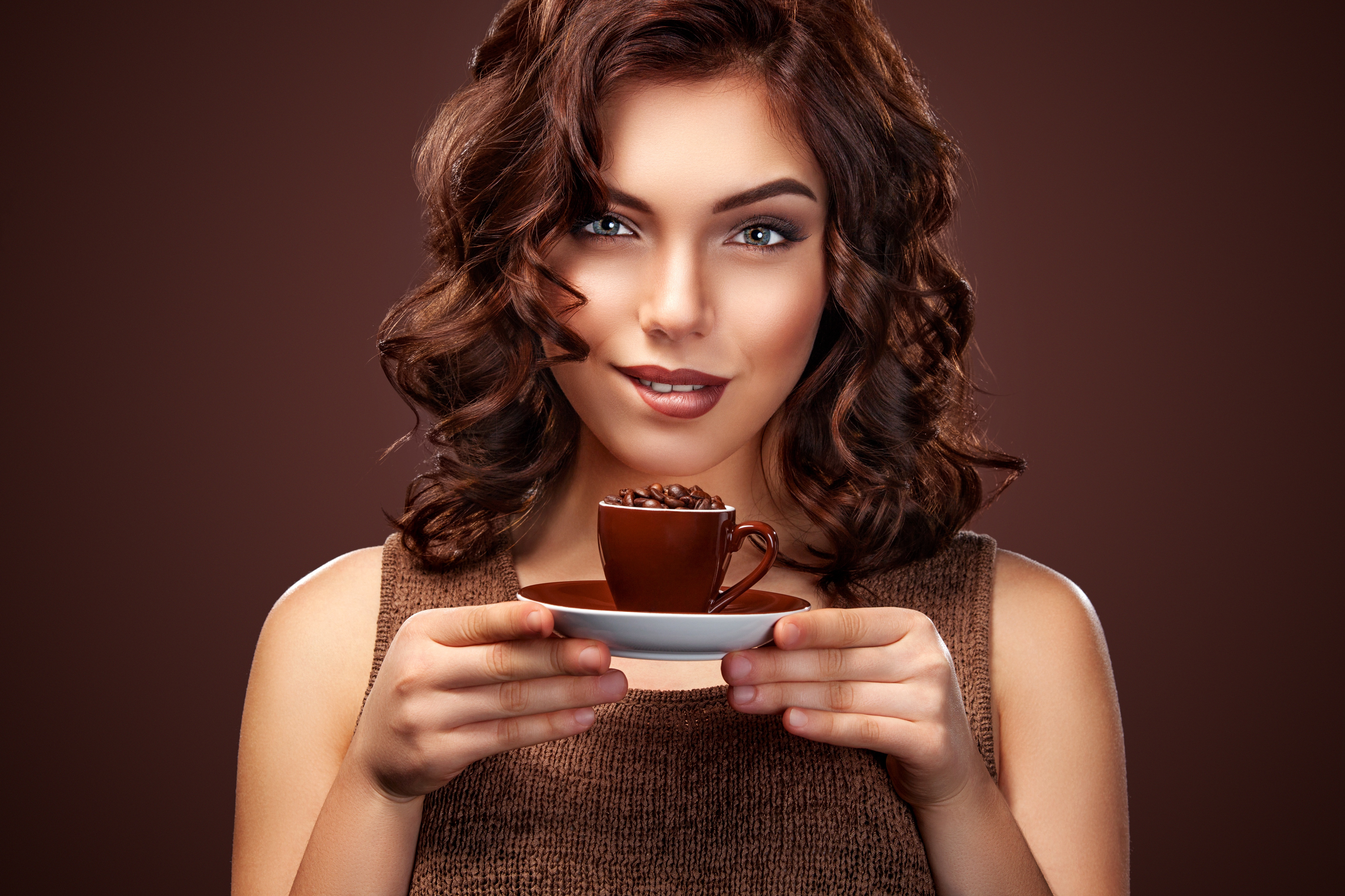 Handy-Wallpaper Tasse, Lächeln, Kaffeebohnen, Brünette, Modell, Frauen, Blaue Augen, Lippenstift kostenlos herunterladen.