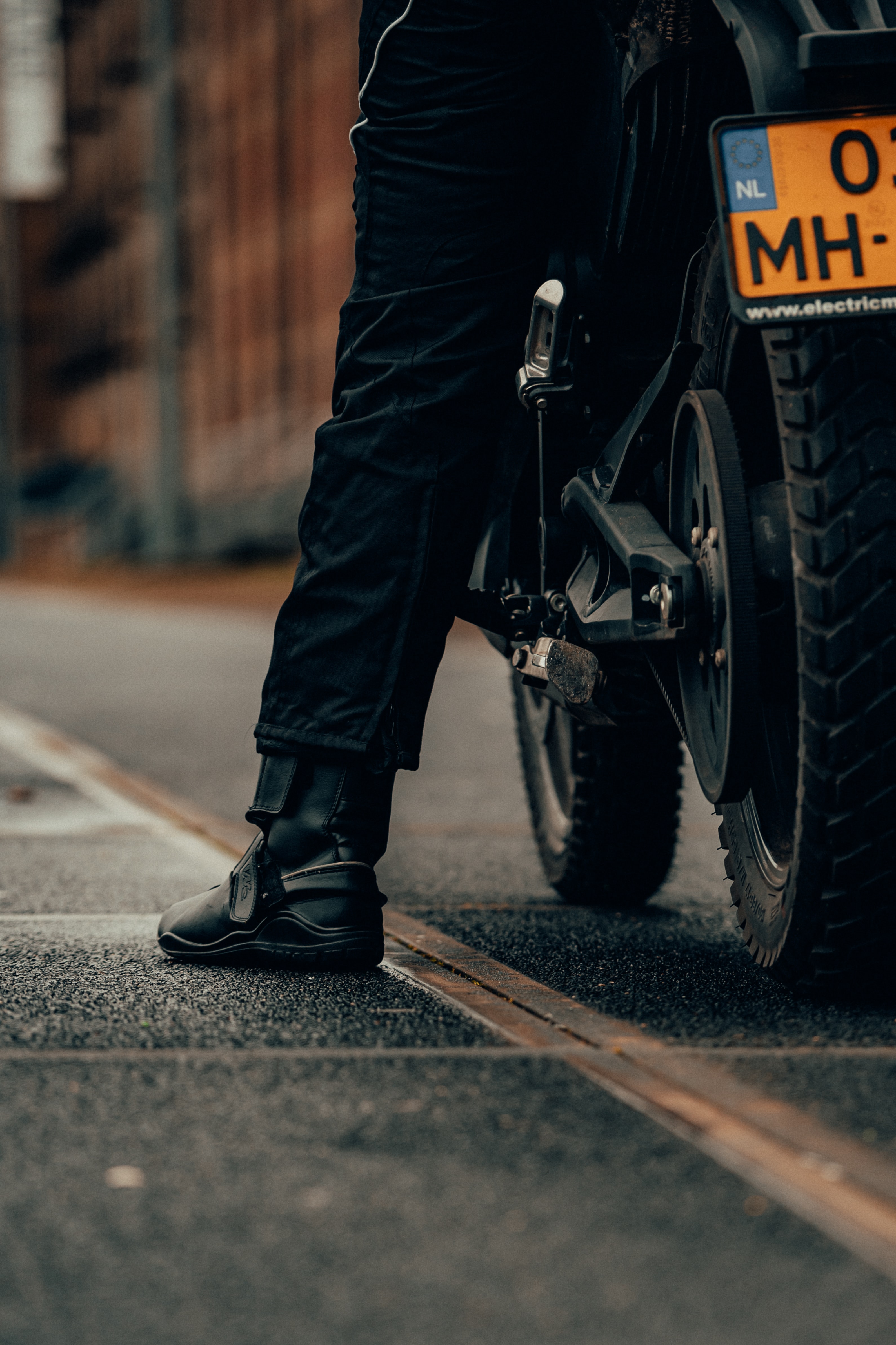 157825 baixar imagens motocicletas, preto, perna, o preto, motociclista, motocicleta, bicicleta - papéis de parede e protetores de tela gratuitamente