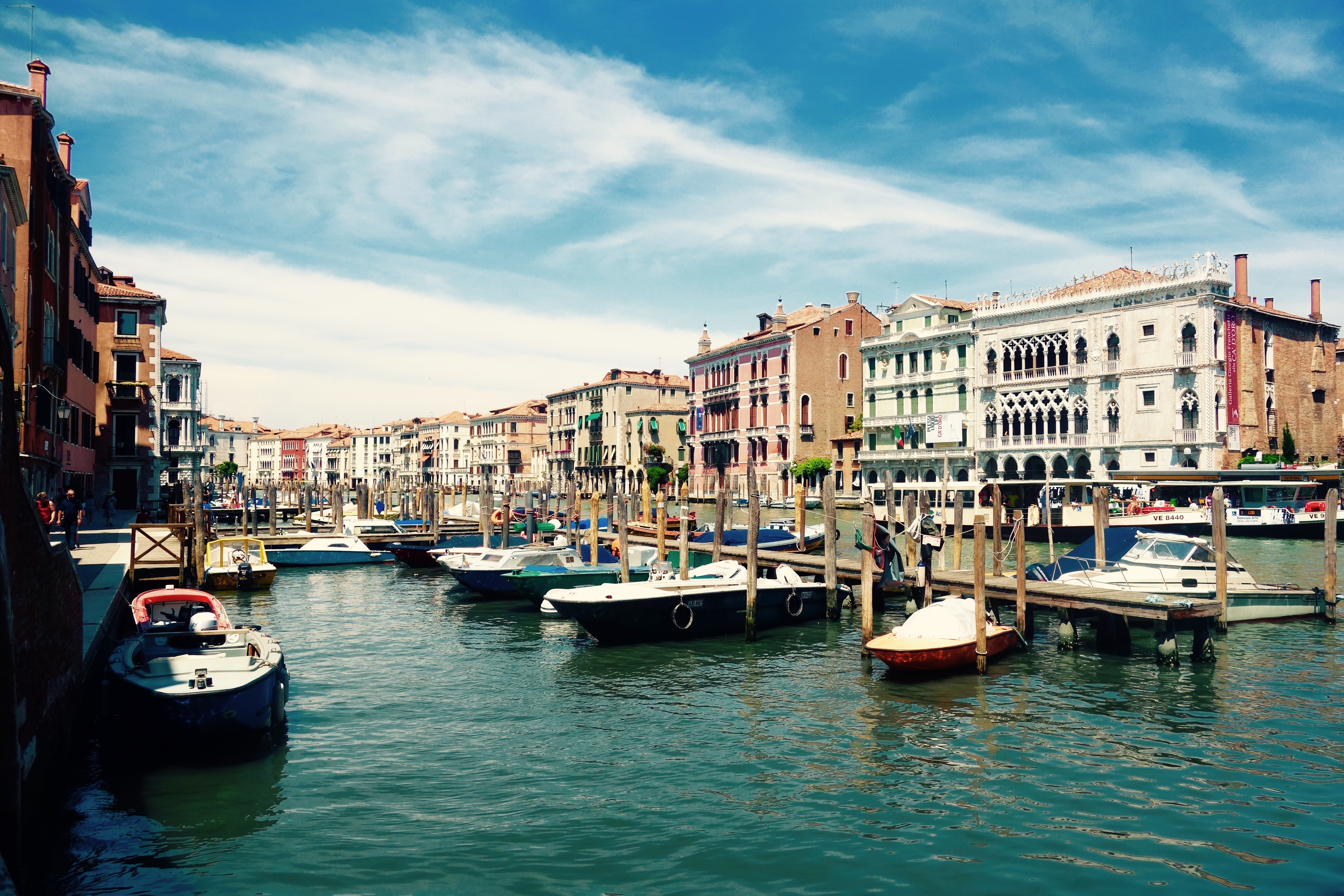 Скачать картинку Гондолы, Гранд Канал, Города, Италия, Венеция в телефон бесплатно.