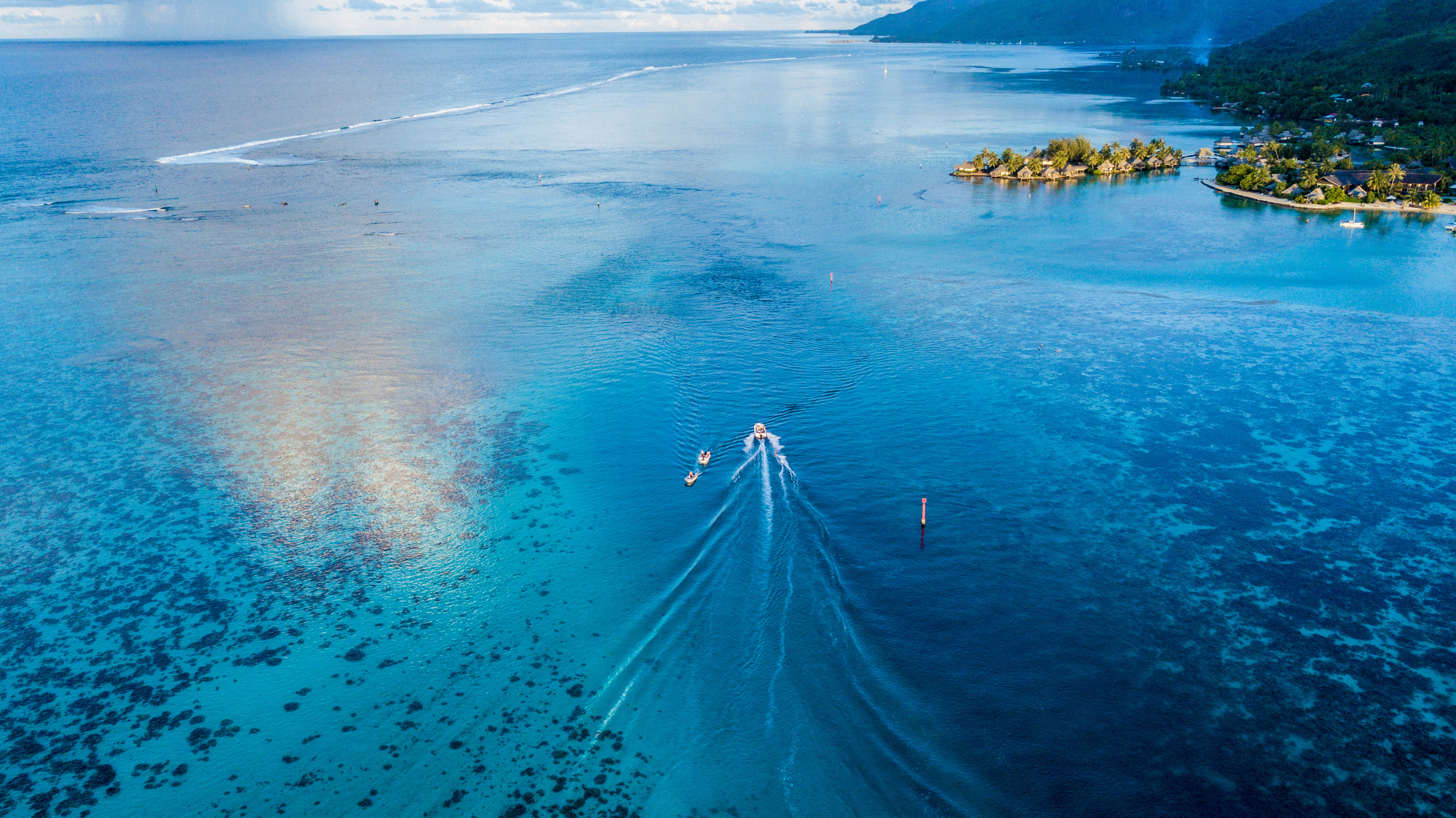 Скачати мобільні шпалери Море, Океан, Синій, Човен, Острів, Тропічний, Фотографія безкоштовно.