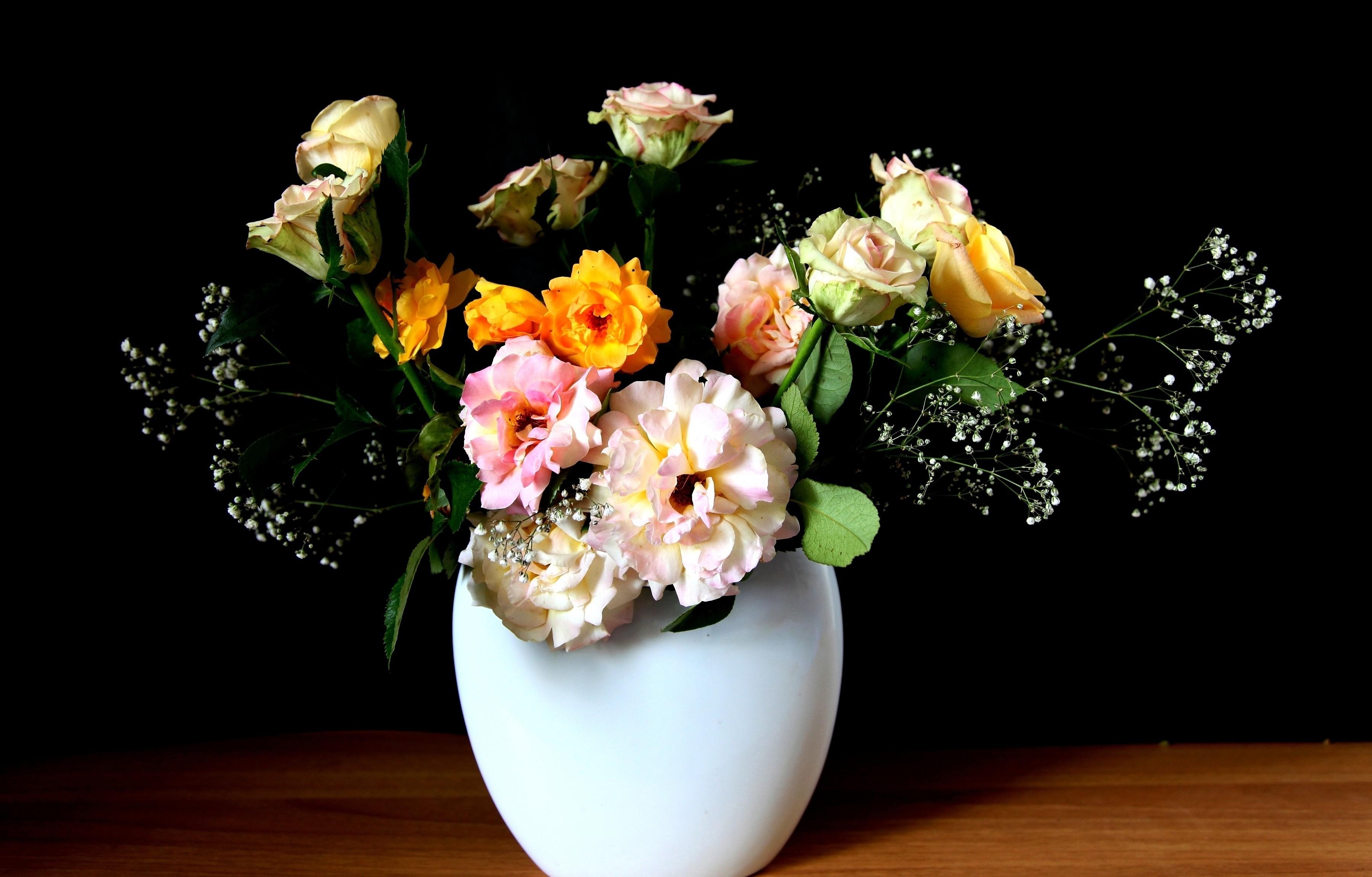141373 завантажити шпалери квіти, рози, букет, гіпсофіл, стіл, ваза, розпущене, вільні - заставки і картинки безкоштовно