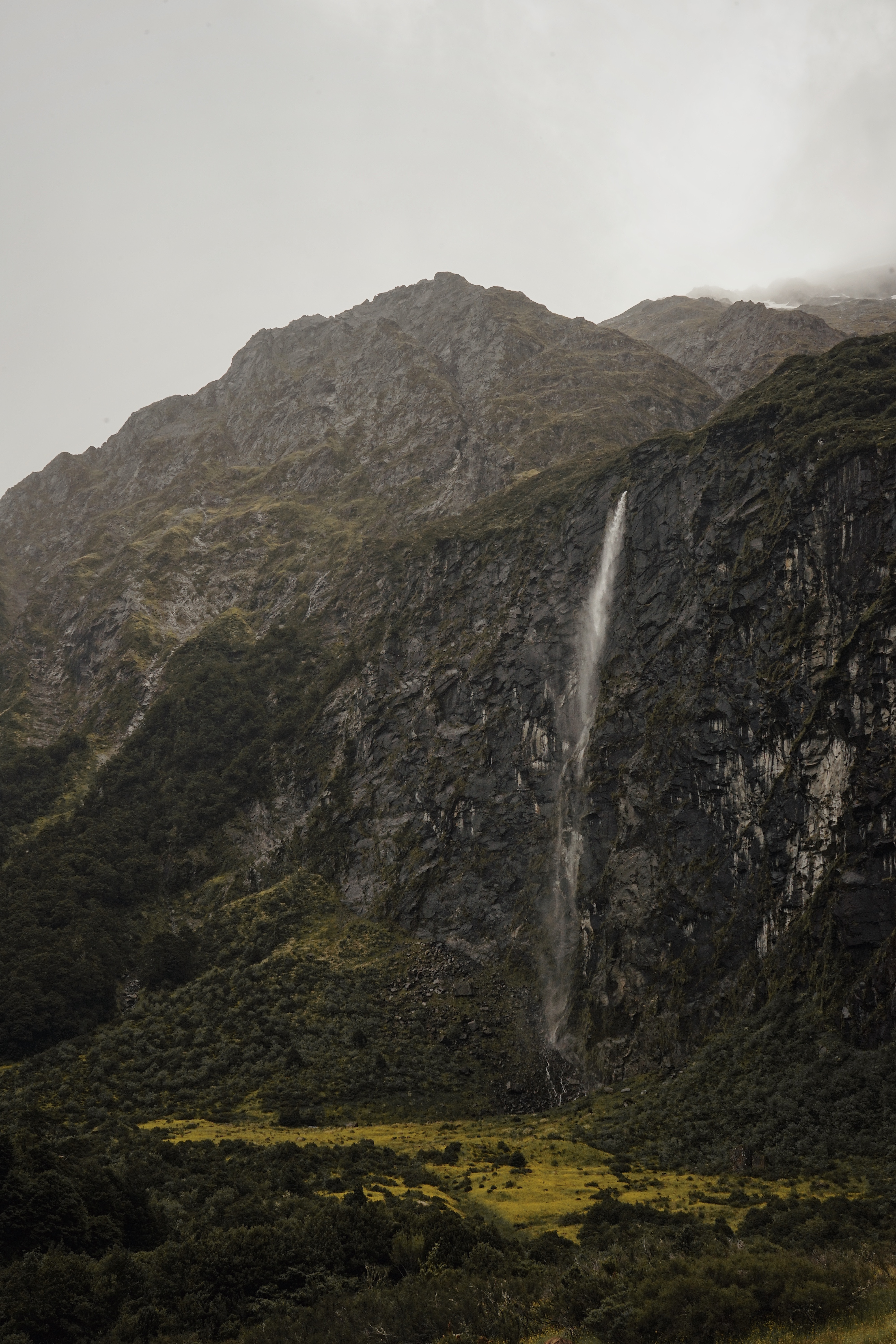 Скачать картинку Обрыв, Туман, Природа, Новая Зеландия, Водопад в телефон бесплатно.