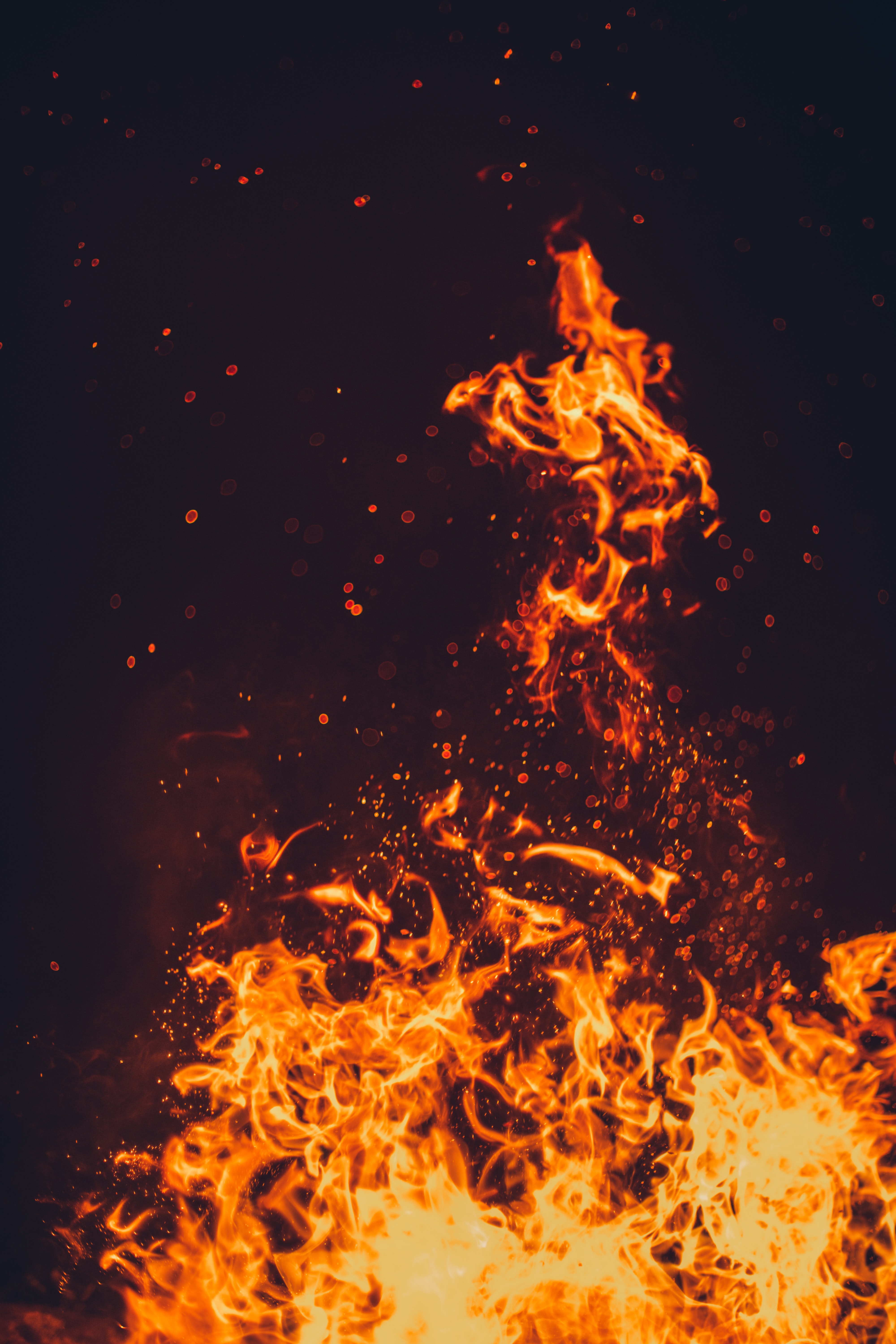 Laden Sie das Feuer, Bonfire, Flamme, Funken, Dunkel-Bild kostenlos auf Ihren PC-Desktop herunter