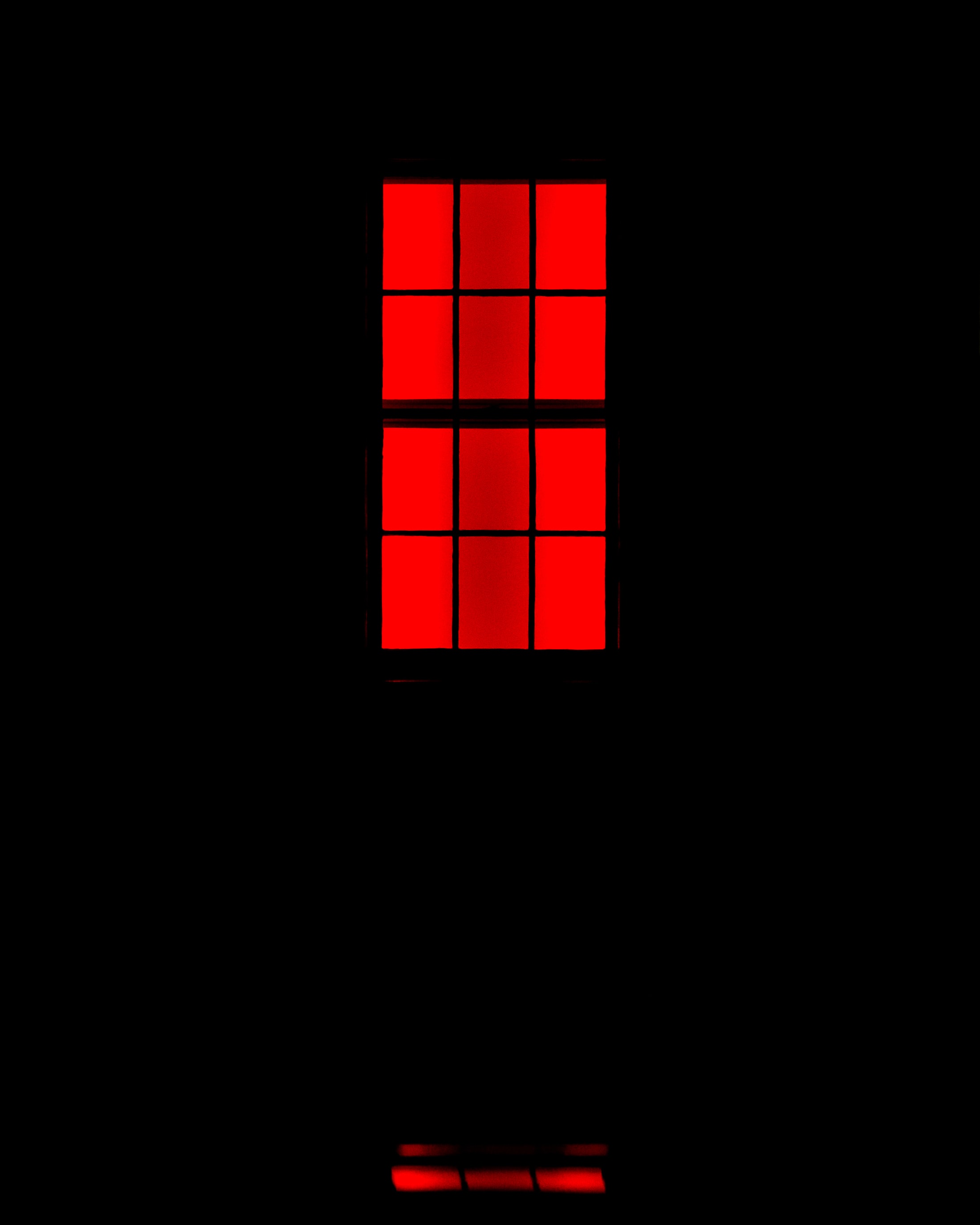 105183 скачать картинку черные, красный, черный, окно, решетка - обои и заставки бесплатно