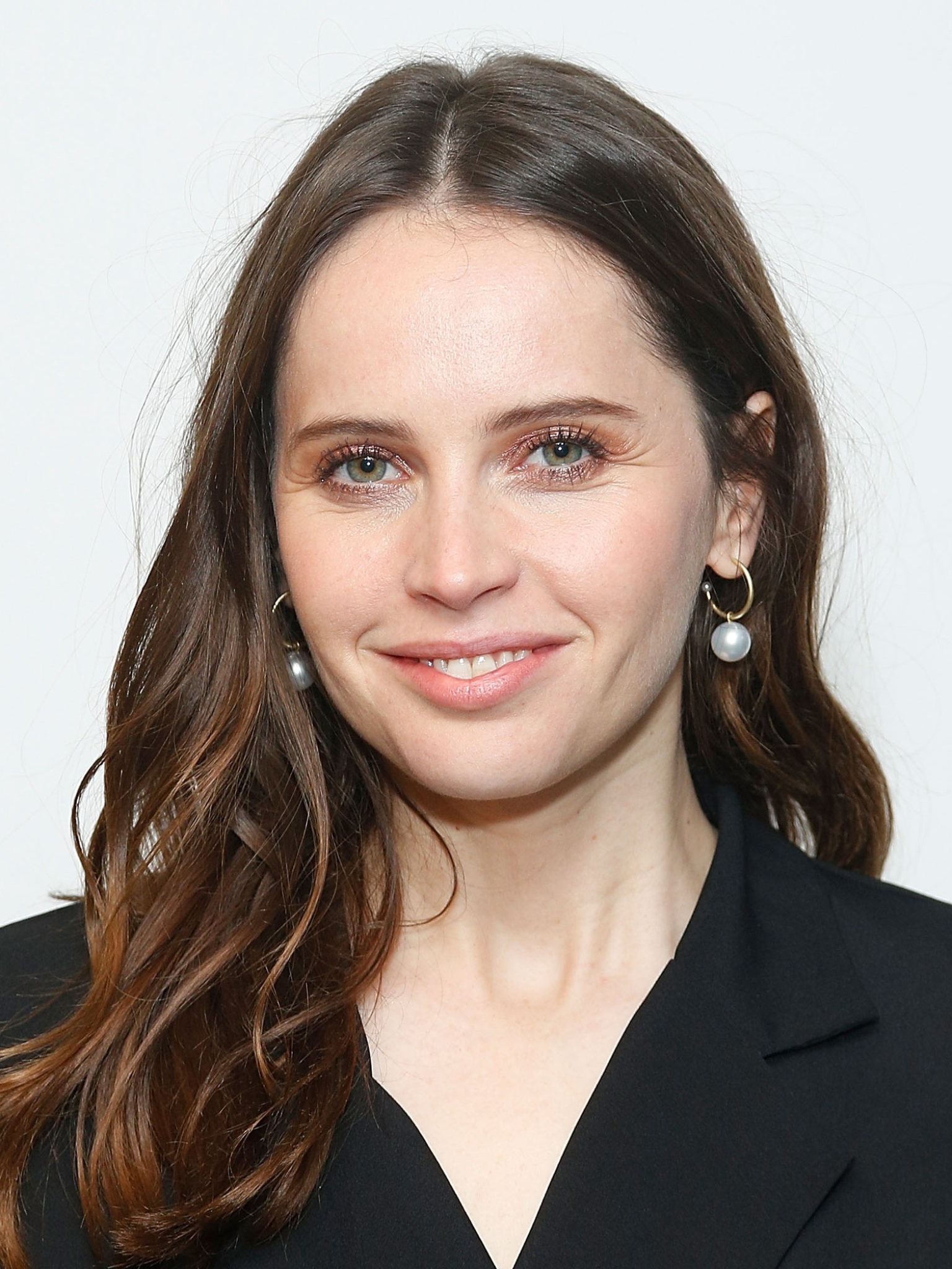 Baixar papel de parede para celular de Sorriso, Inglês, Morena, Celebridade, Cabelo Castanho, Atriz, Felicity Jones gratuito.