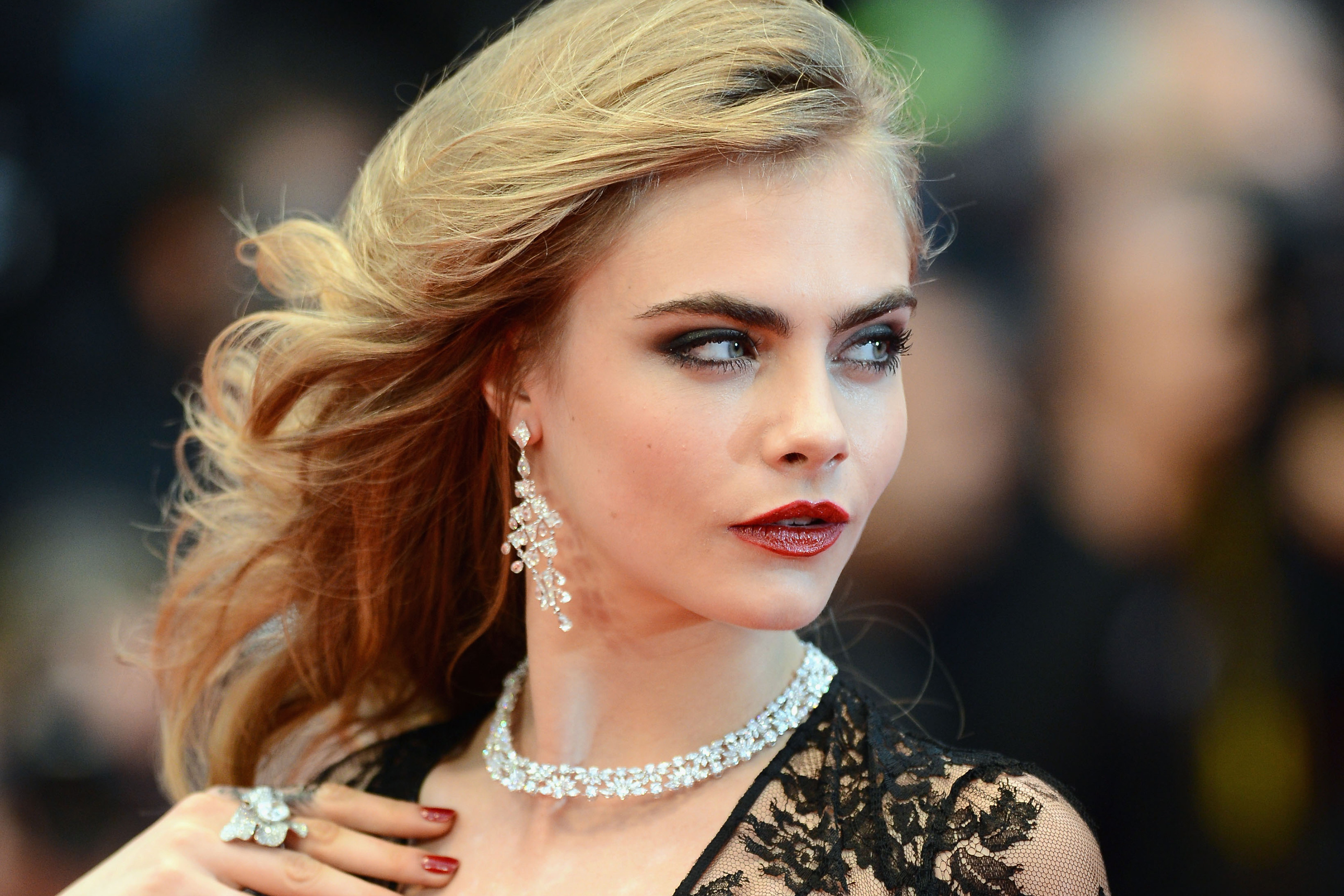 Free download wallpaper Close Up, Blonde, English, Face, Model, Earrings, Necklace, Celebrity, Actress, Lipstick, Depth Of Field, Cara Delevingne on your PC desktop