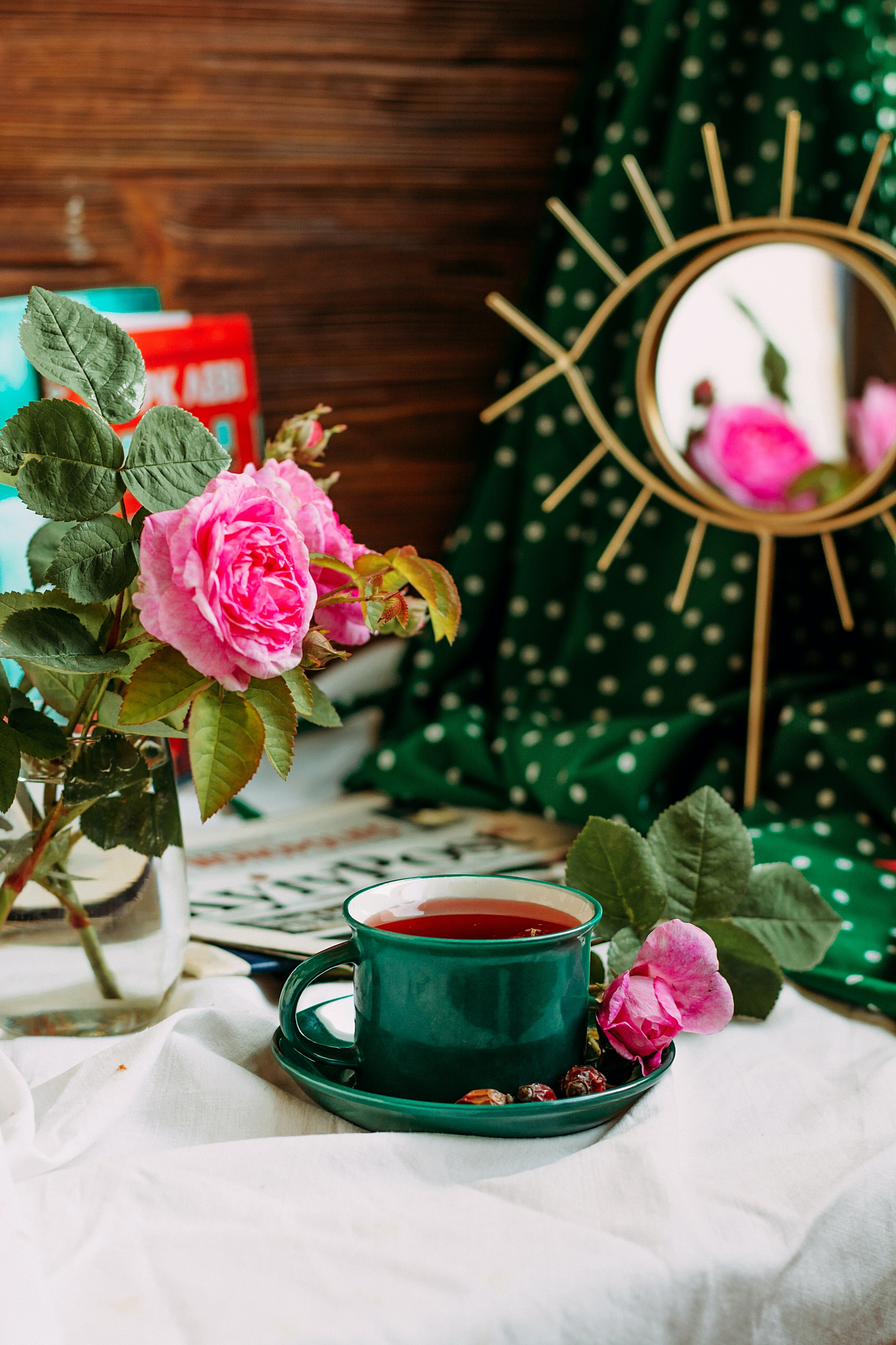 Handy-Wallpaper Roses, Lebensmittel, Tee, Eine Tasse, Tasse, Blumen, Still Leben kostenlos herunterladen.