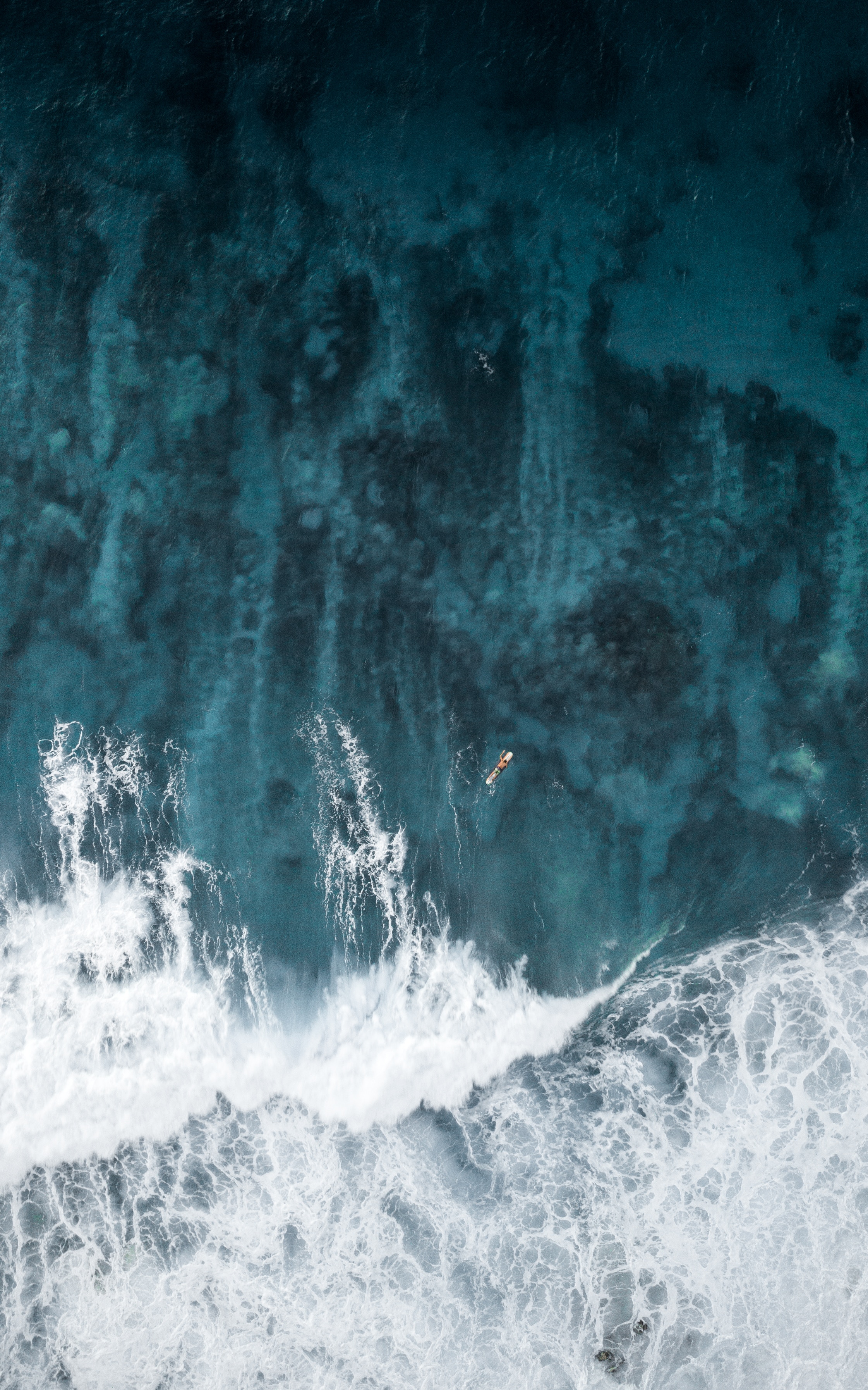 104358 завантажити шпалери природа, вода, хвилі, вид зверху, океан, поверхня, серфінгіст, серфер - заставки і картинки безкоштовно