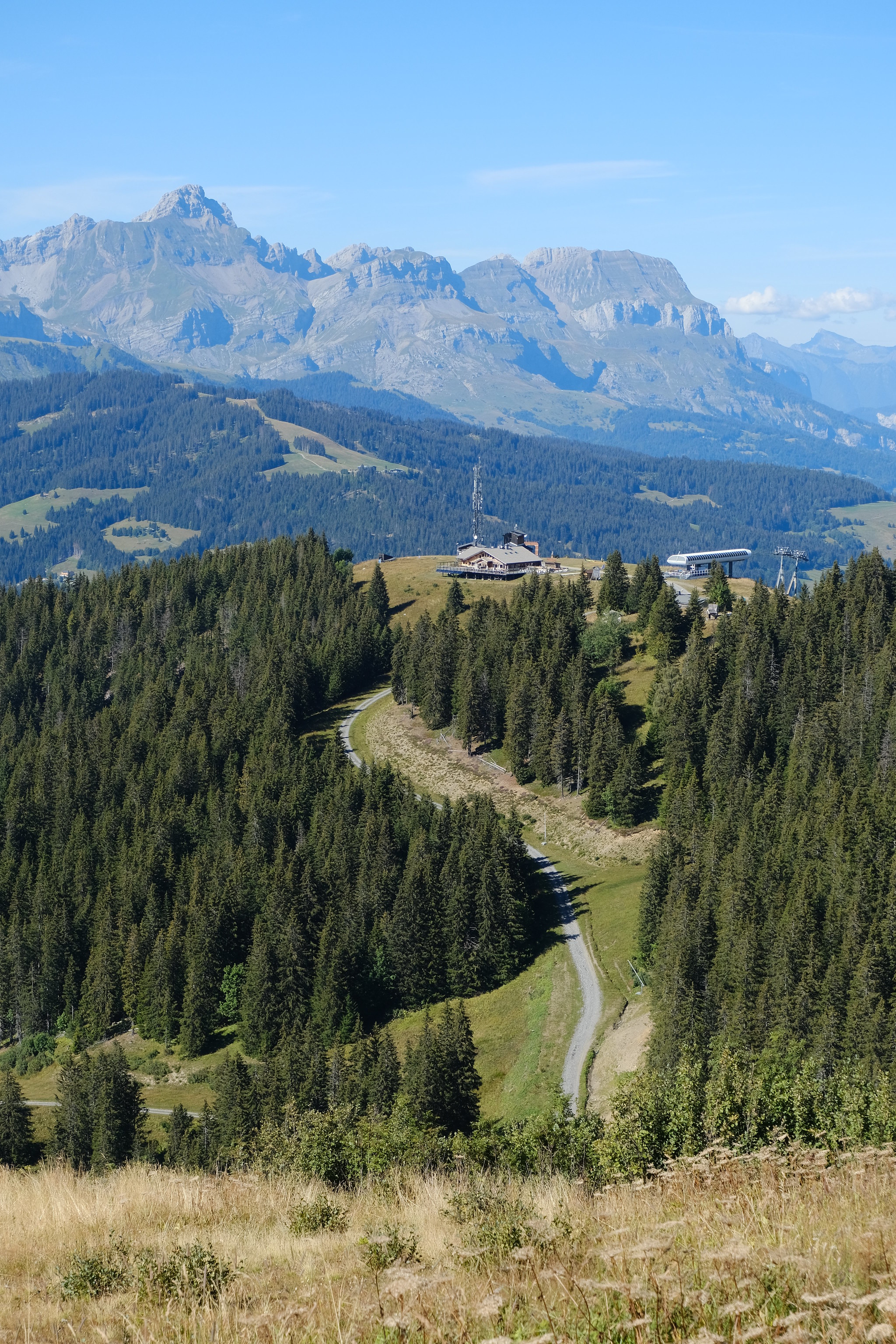 Laden Sie das Natur, Mountains, Gebäude, Blick Von Oben, Straße, Wald-Bild kostenlos auf Ihren PC-Desktop herunter