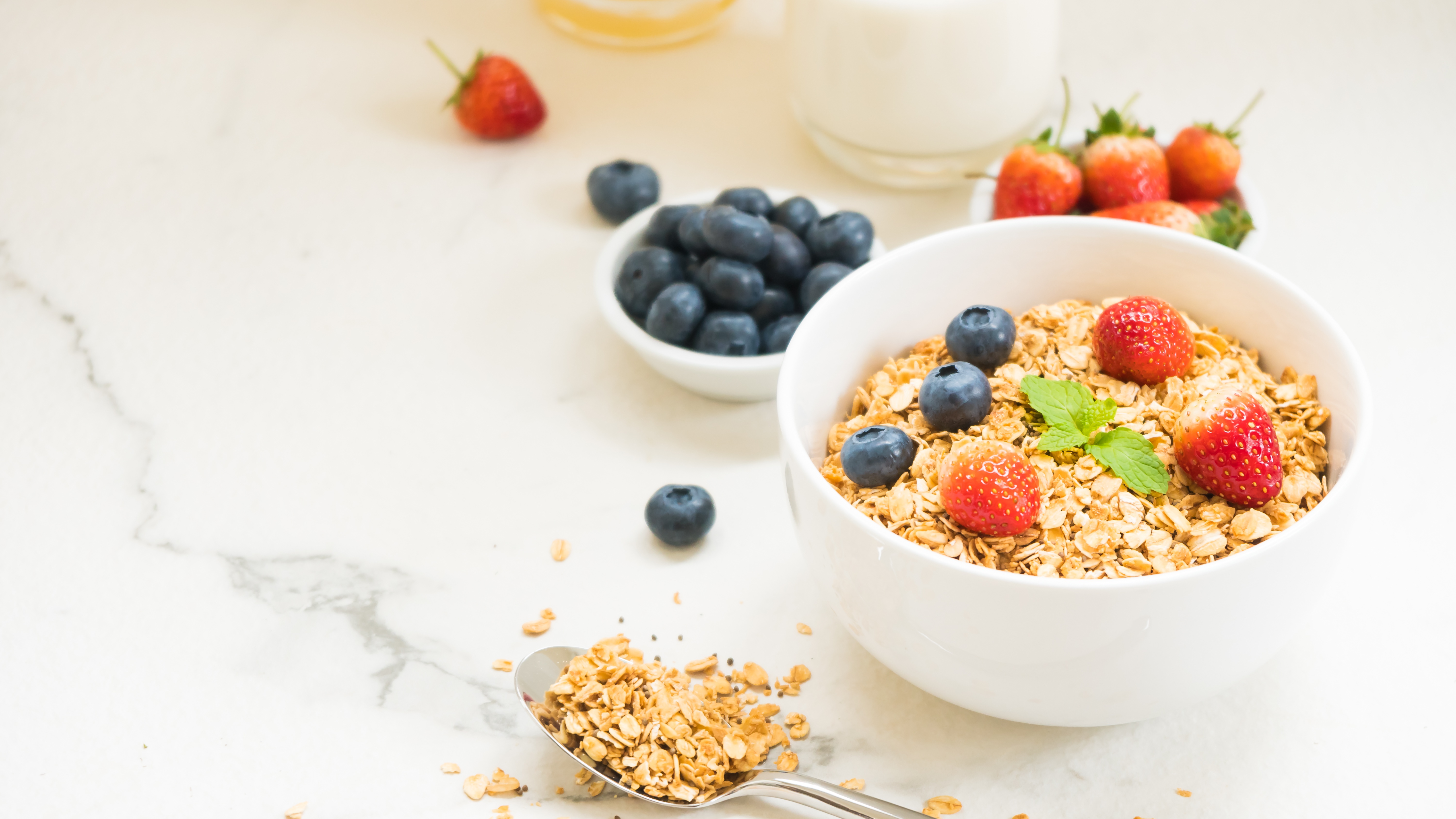 Download mobile wallpaper Food, Strawberry, Blueberry, Berry, Fruit, Muesli, Breakfast for free.