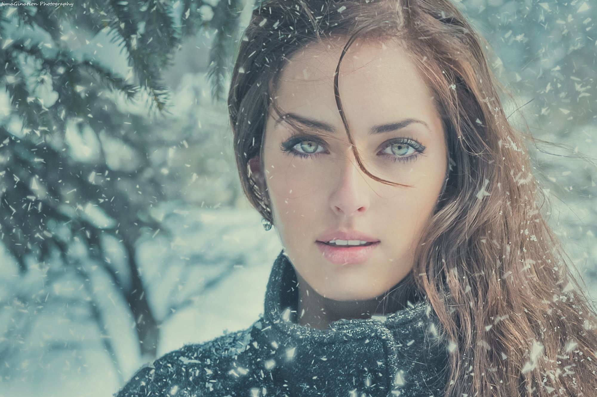 無料モバイル壁紙雪, ブルネット, モデル, 女性, 降雪, 緑の目をダウンロードします。