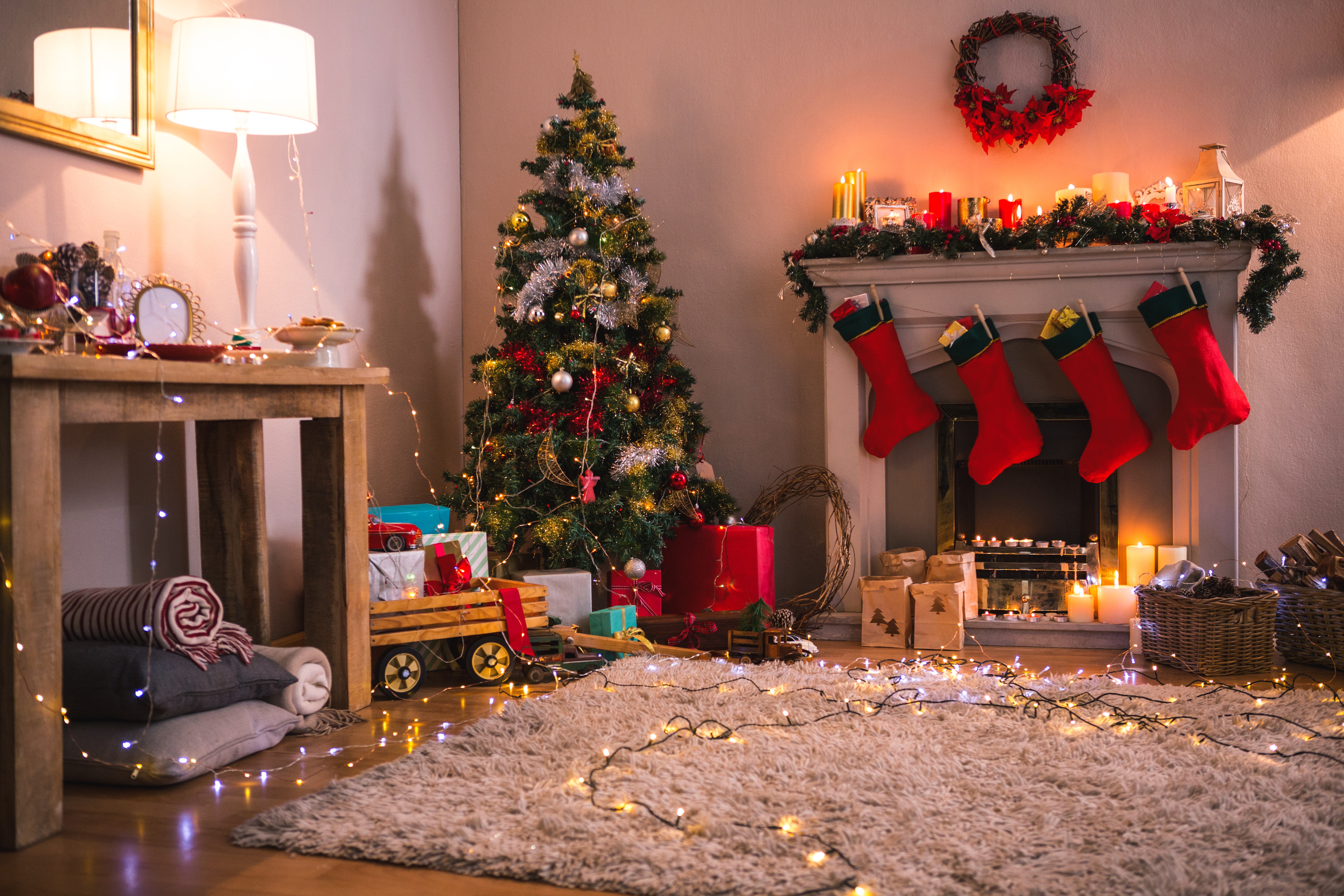 Handy-Wallpaper Feiertage, Weihnachten, Weihnachtsbaum, Kamin kostenlos herunterladen.