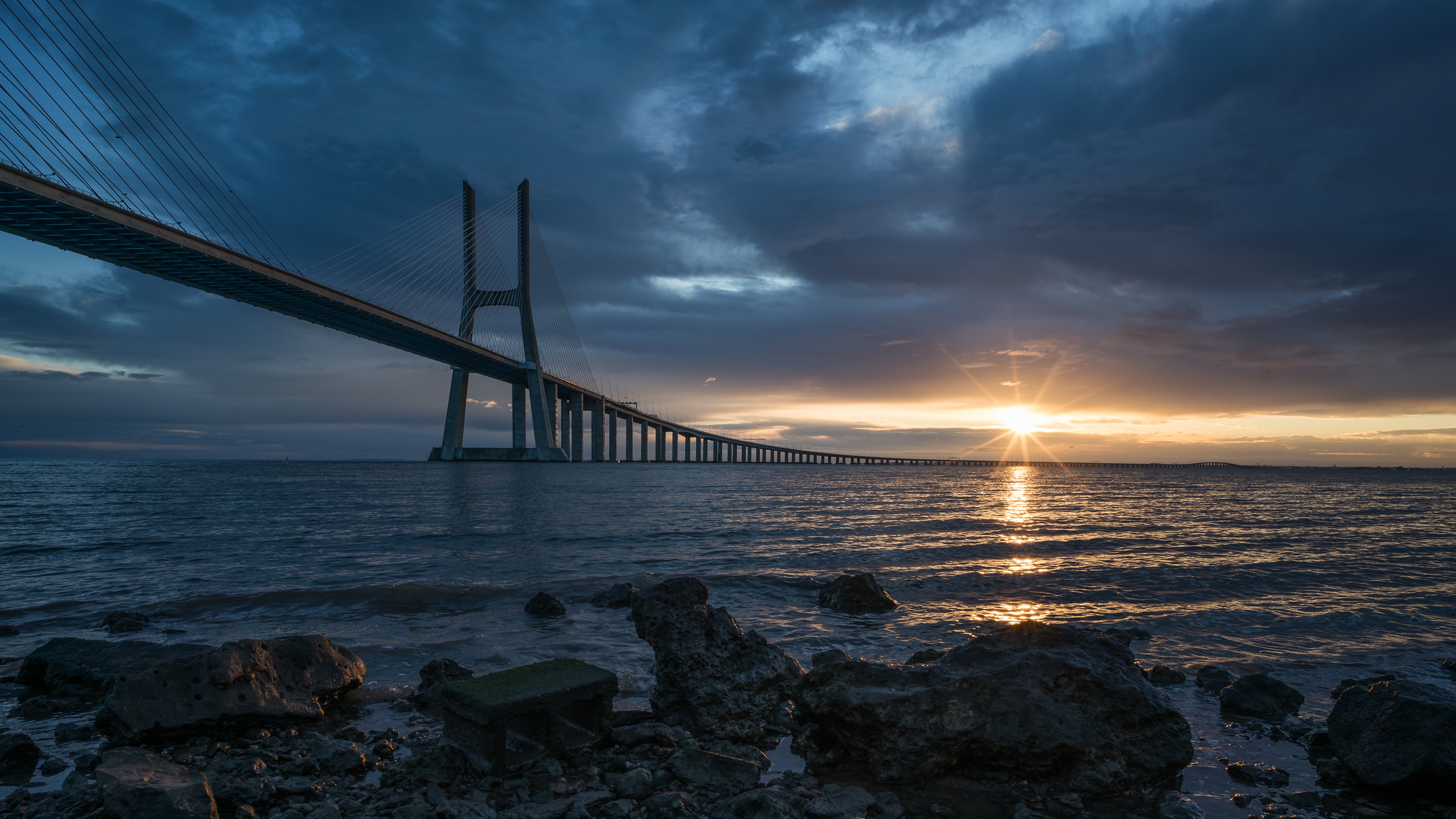 Handy-Wallpaper Horizont, Sonnenaufgang, Brücke, Wolke, Portugal, Brücken, Menschengemacht, Ponte Vasco Da Gama kostenlos herunterladen.