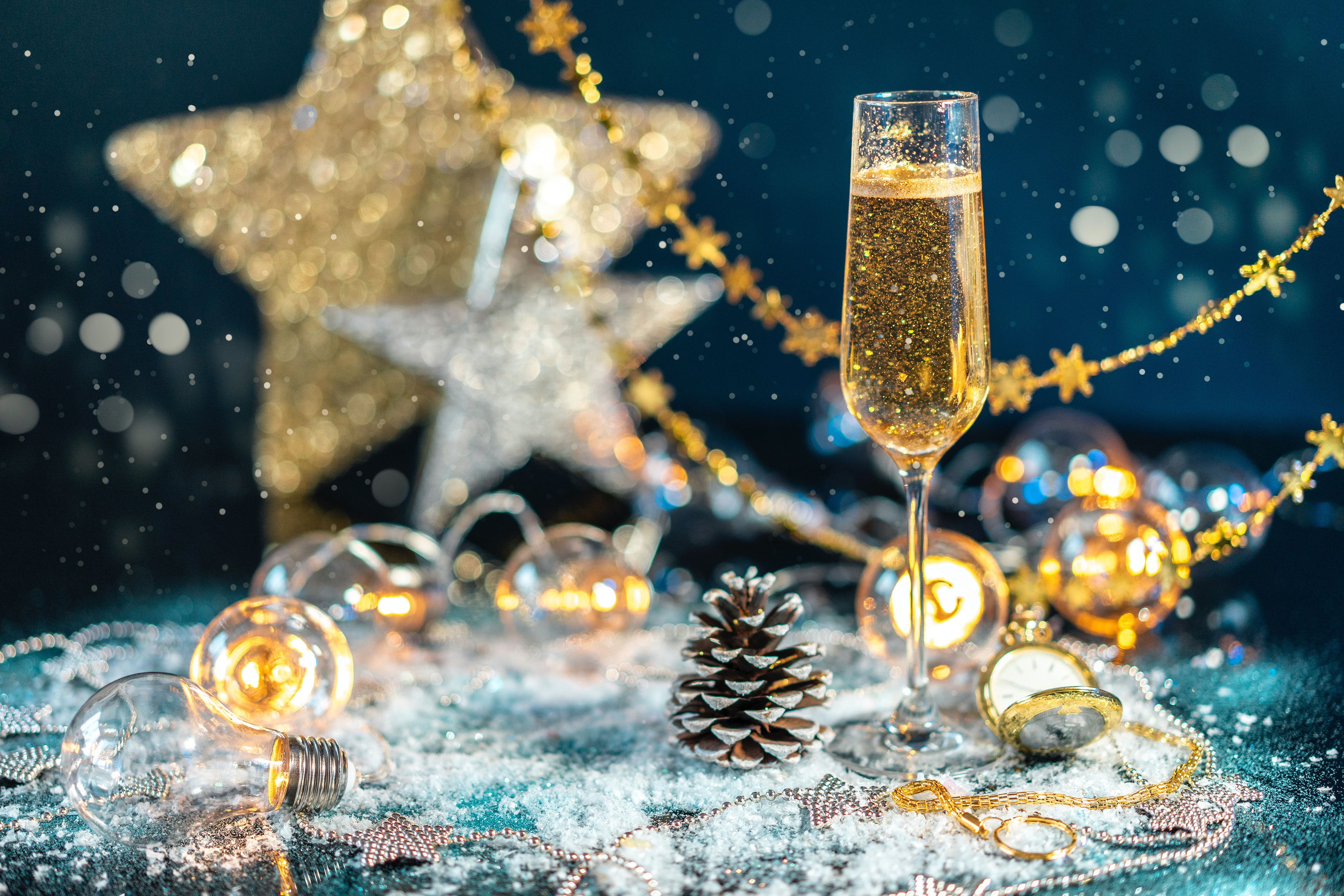 Baixar papel de parede para celular de Ano Novo, Bebida, Celebração, Enfeites De Natal, Feriados gratuito.