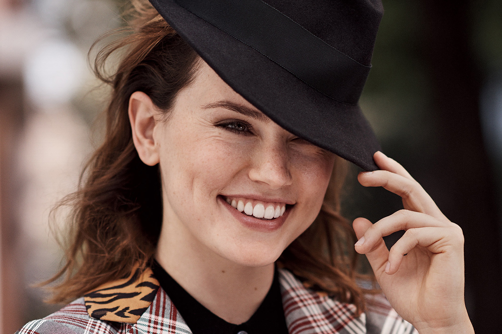 Free download wallpaper Smile, English, Face, Hat, Brunette, Celebrity, Actress, Daisy Ridley on your PC desktop