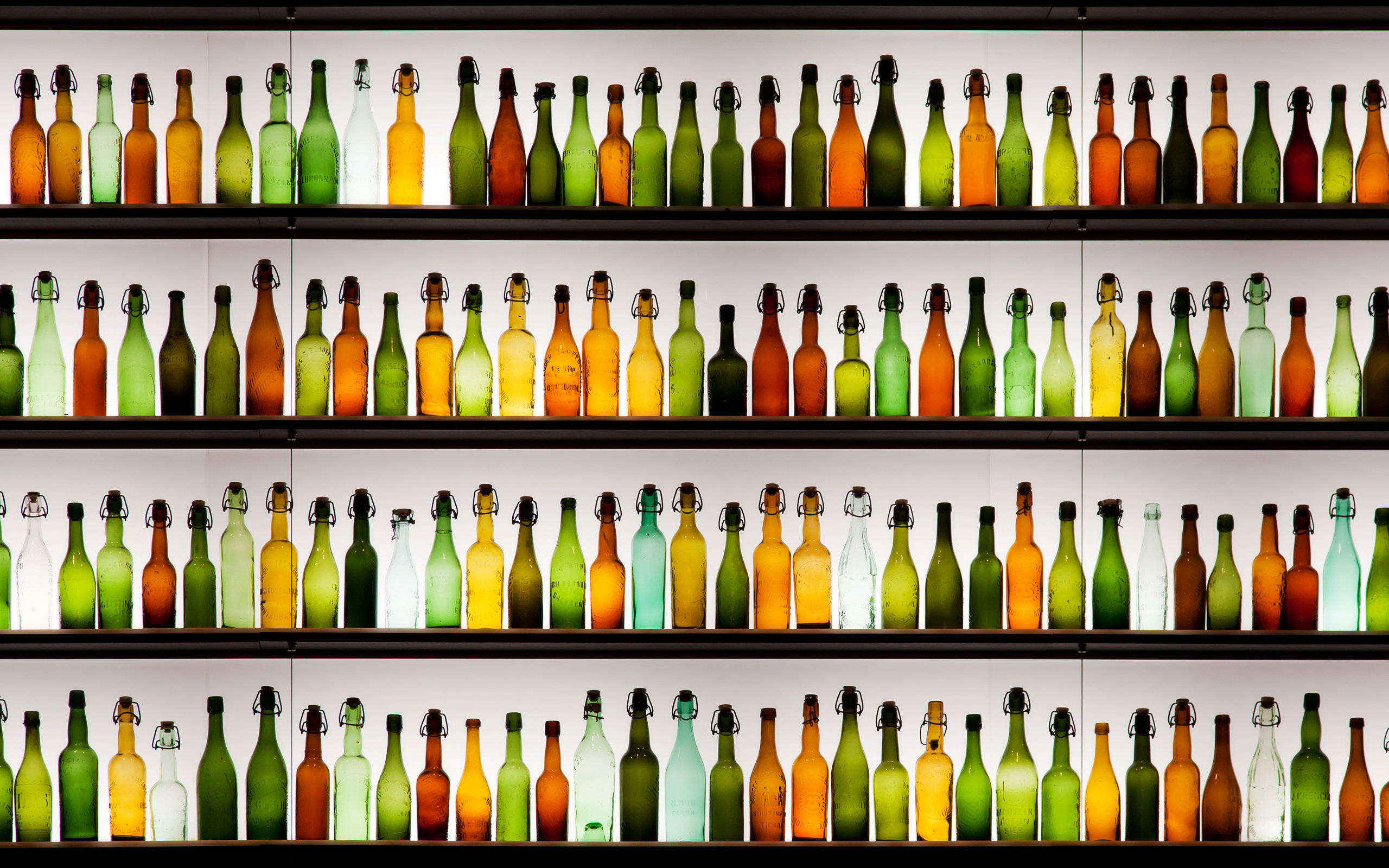 742404 скачать обои коричневый, сделано человеком, бутылка, цвета, стекло, зеленый, оранжевый цвет), полка - заставки и картинки бесплатно