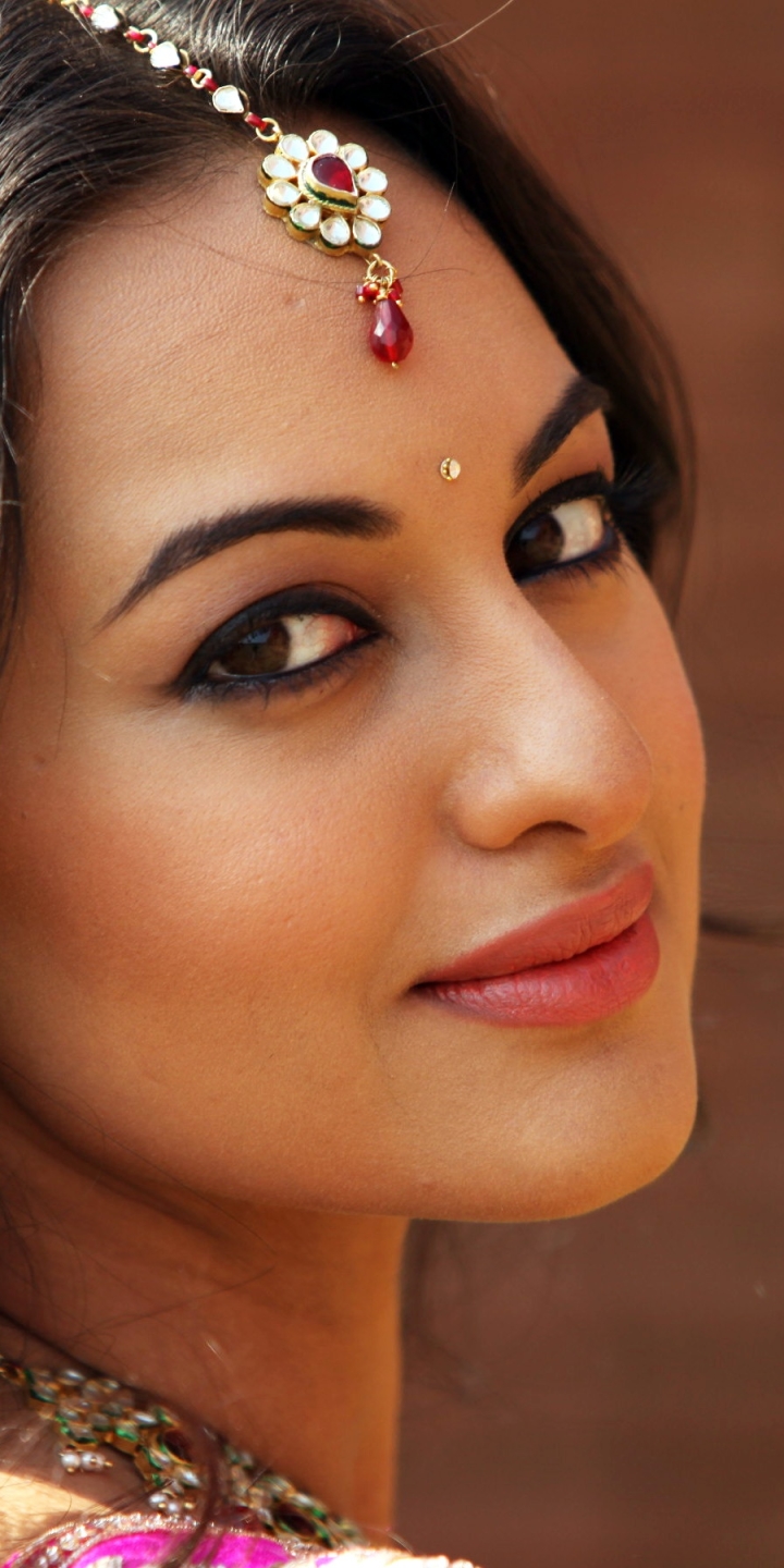 Download mobile wallpaper Close Up, Face, Indian, Celebrity, Sonakshi Sinha for free.