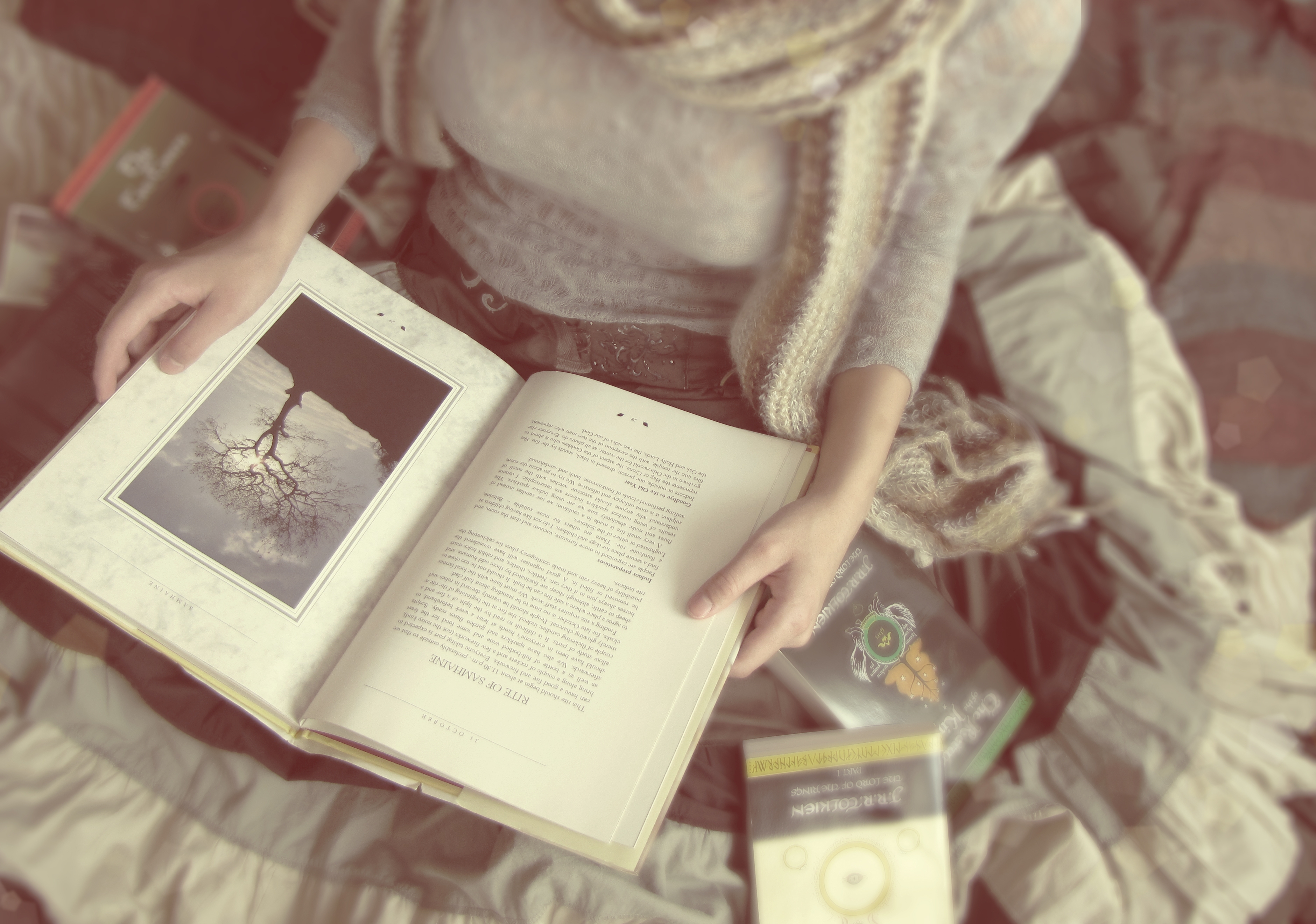 Download mobile wallpaper Miscellaneous, Miscellanea, Smooth, Mood, Hands, Blur, Reading, Girl, Books for free.