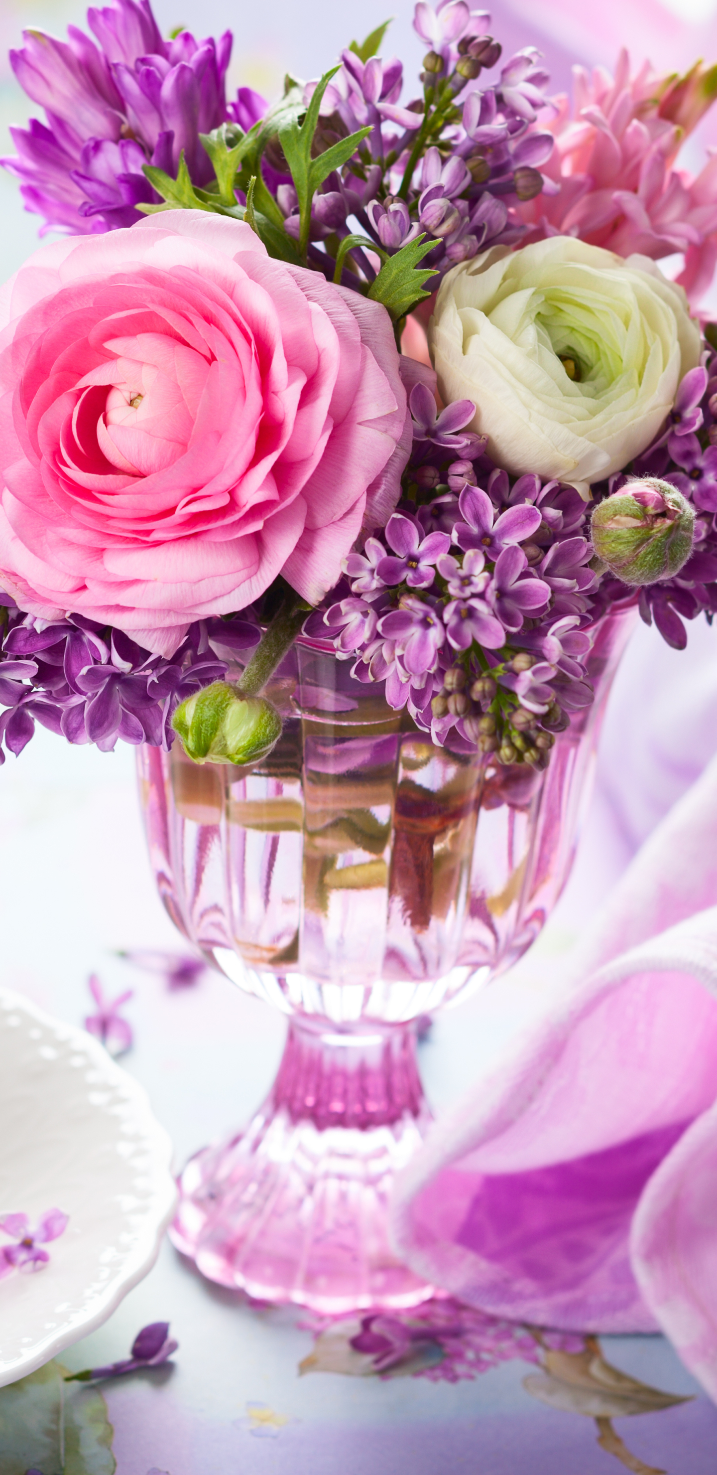 無料モバイル壁紙ライラック, カップ, 静物, 花, 花瓶, 春, 牡丹, 写真撮影, ピンクの花, 紫色の花, ラナンキュラをダウンロードします。