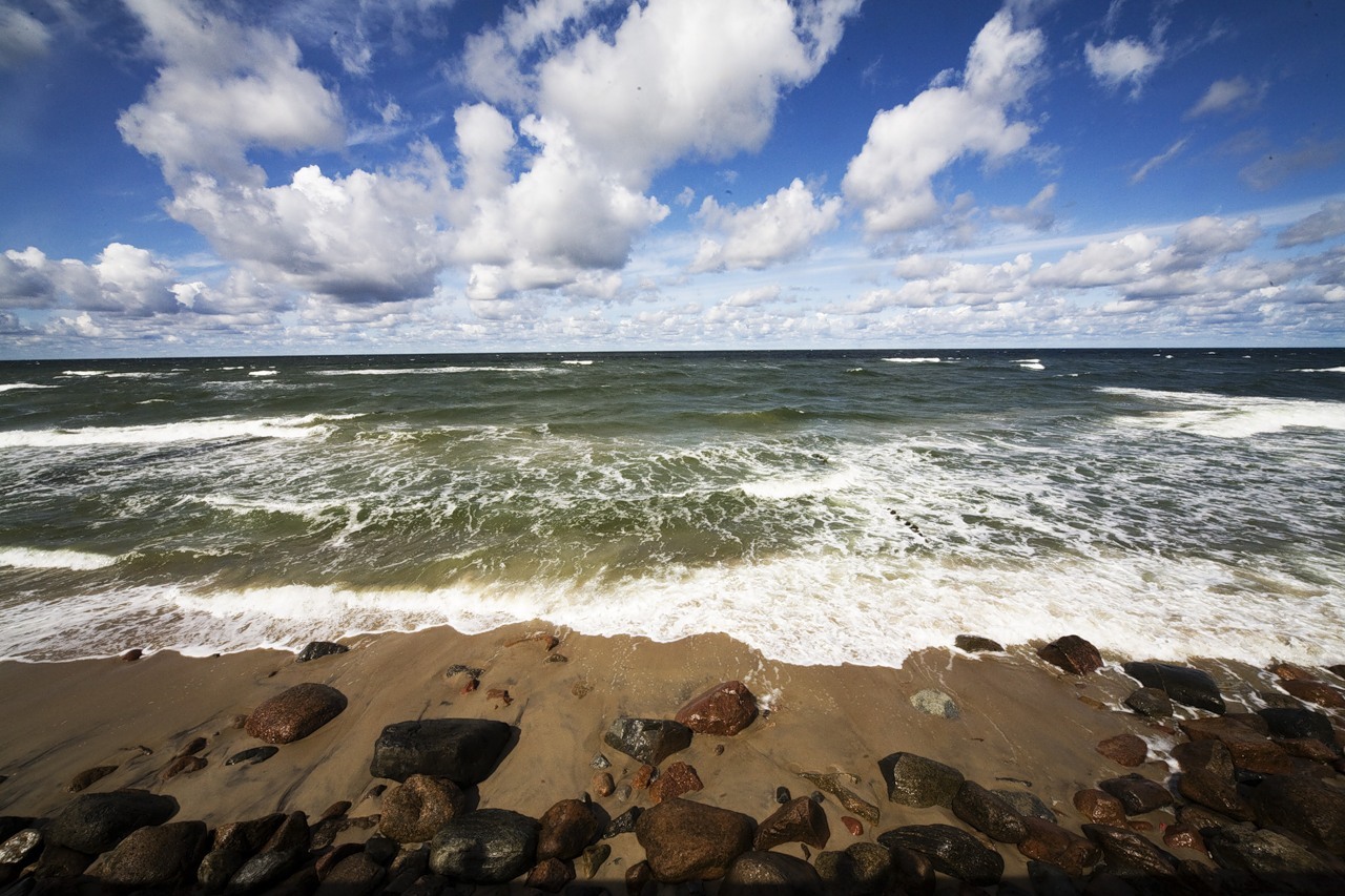 Handy-Wallpaper Wasser, Stones, Clouds, Landschaft, Sky, Sea, Strand kostenlos herunterladen.