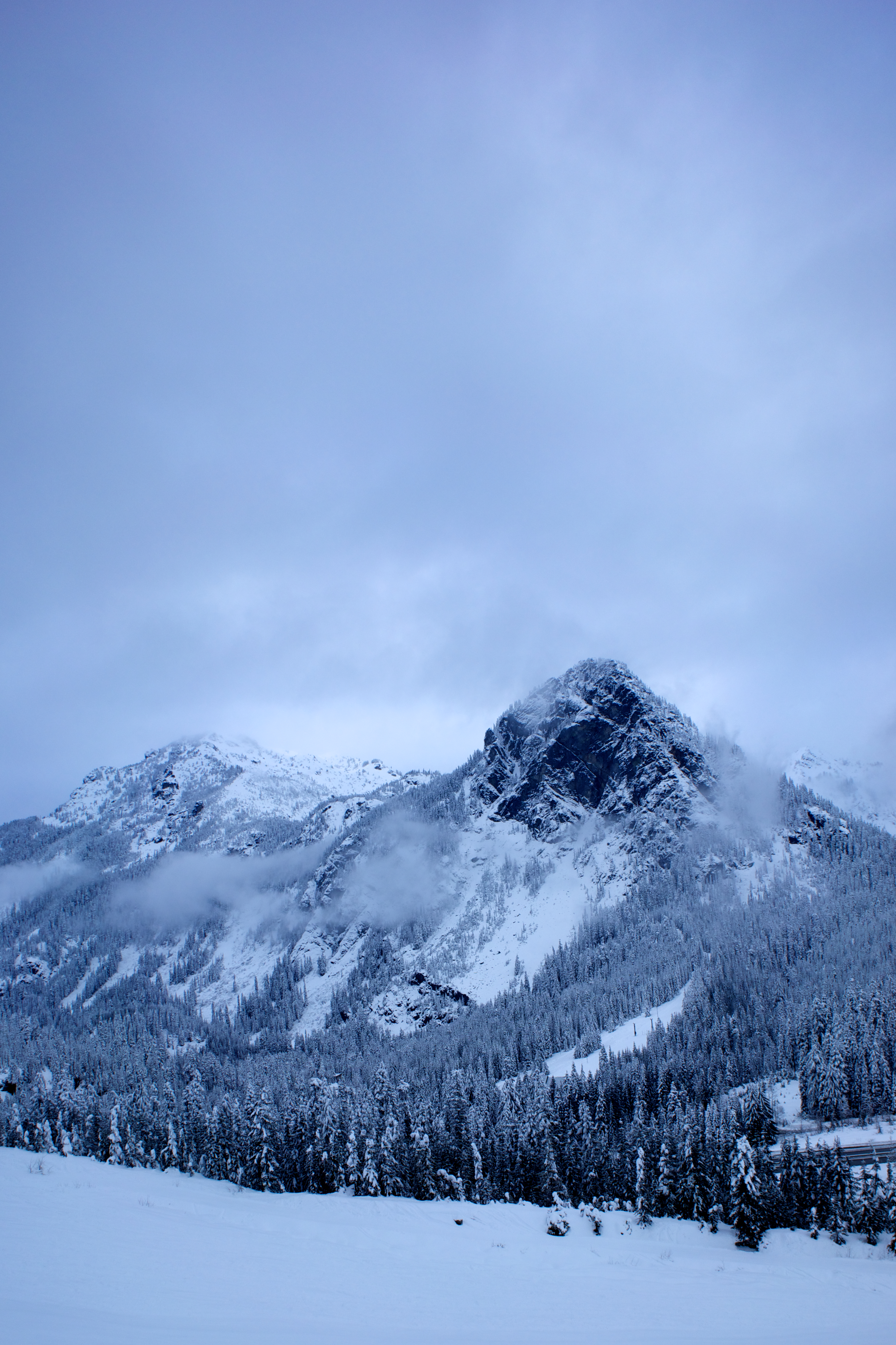 Handy-Wallpaper Natur, Bäume, Mountains, Schnee, Winter, Clouds kostenlos herunterladen.
