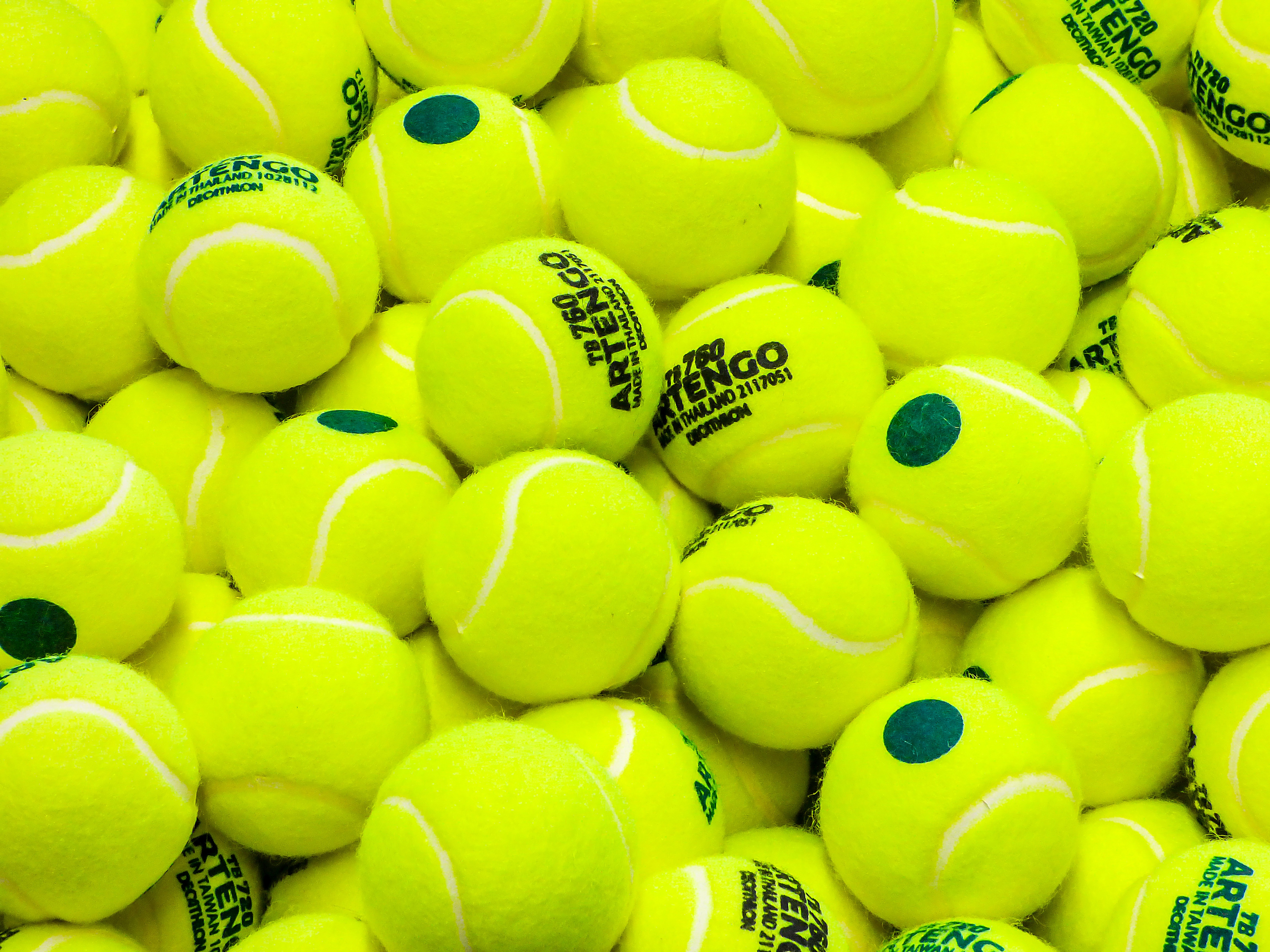 144392 скачать обои теннис, мячи, салатовый, спорт, желтый - заставки и картинки бесплатно