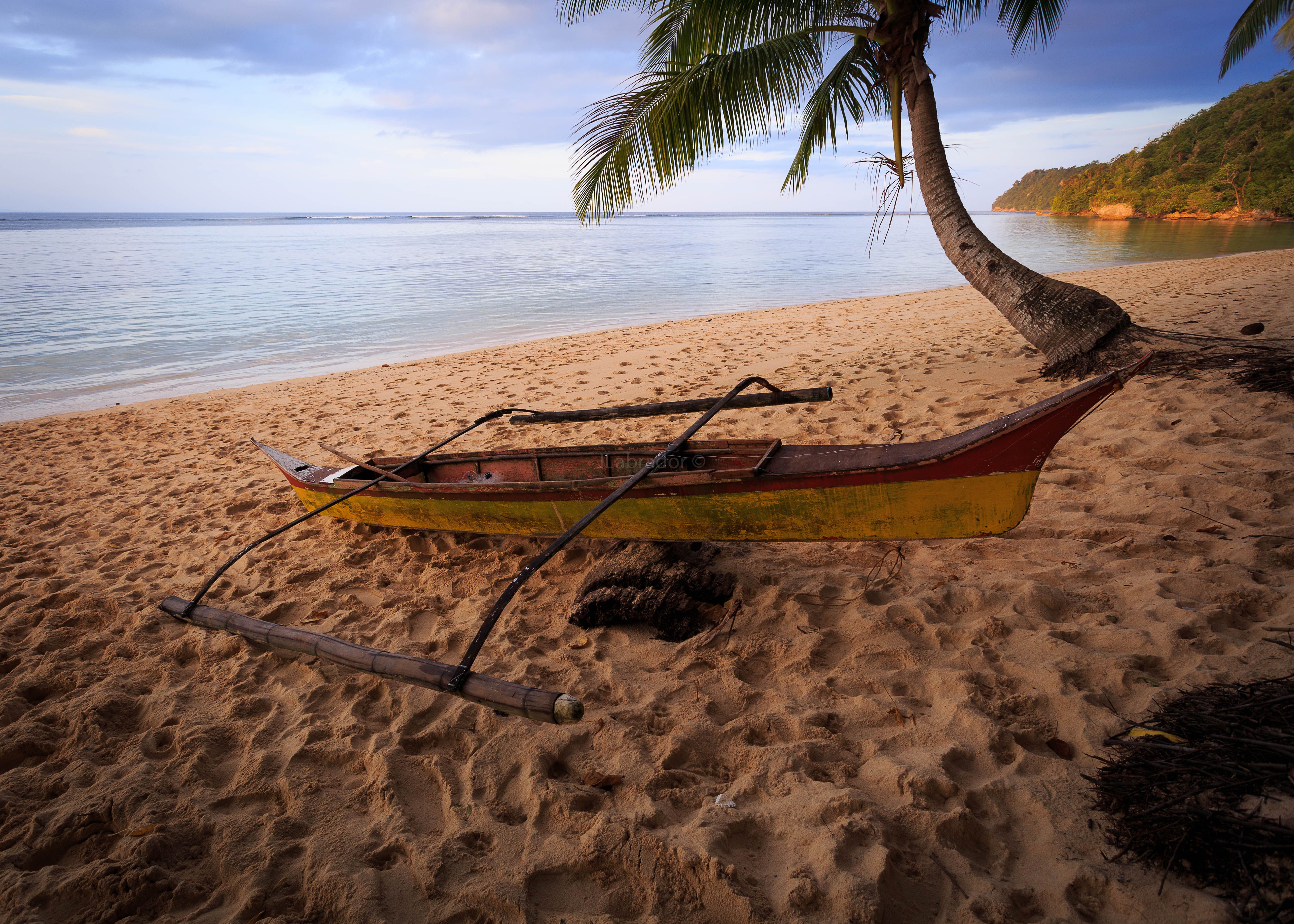 731647 descargar fondo de pantalla vehículos, canoa, playa, océano, palmera, las filipinas, arena, paisaje marino, agua: protectores de pantalla e imágenes gratis