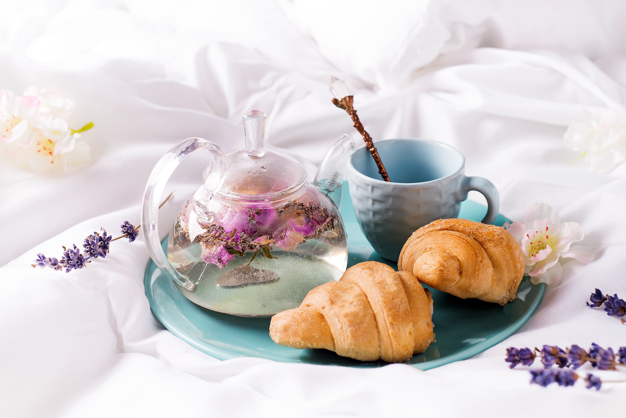 Handy-Wallpaper Tee, Teekanne, Lavendel, Croissant, Nahrungsmittel, Stillleben, Wiener kostenlos herunterladen.
