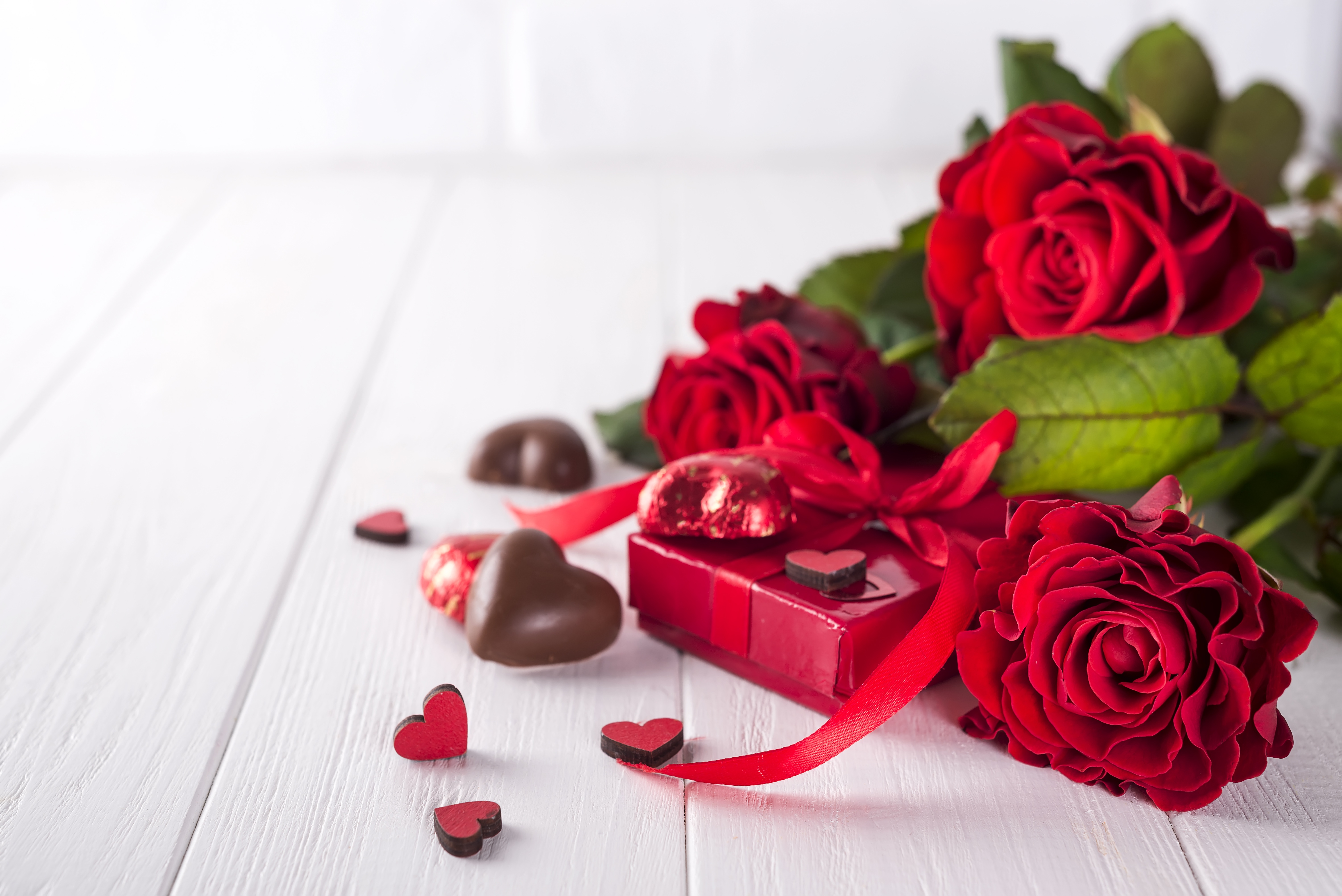 Laden Sie das Feiertage, Schokolade, Valentinstag, Blume, Rose, Geschenk, Romantisch-Bild kostenlos auf Ihren PC-Desktop herunter